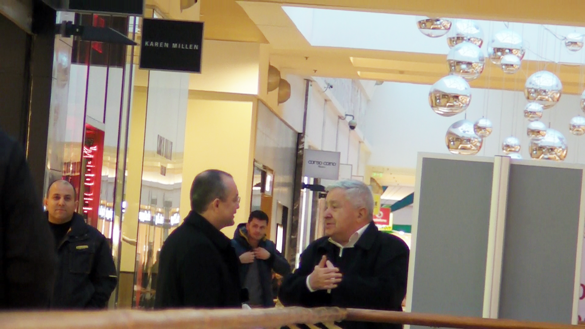 Fostul secretar al Guvernului isi freaca mainile. Pentru cateva momente discutia pare sa devina serioasa