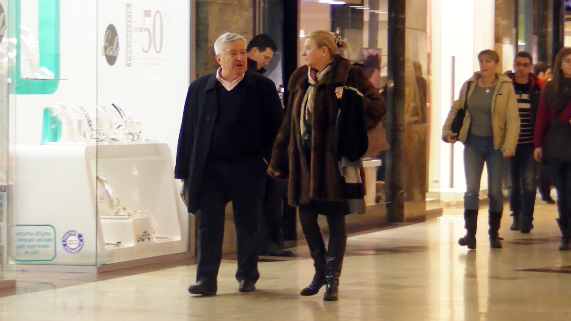 Renunta la a mai merge prin magazine si isi invita sotia la o cafea. In continuare pare preocupat