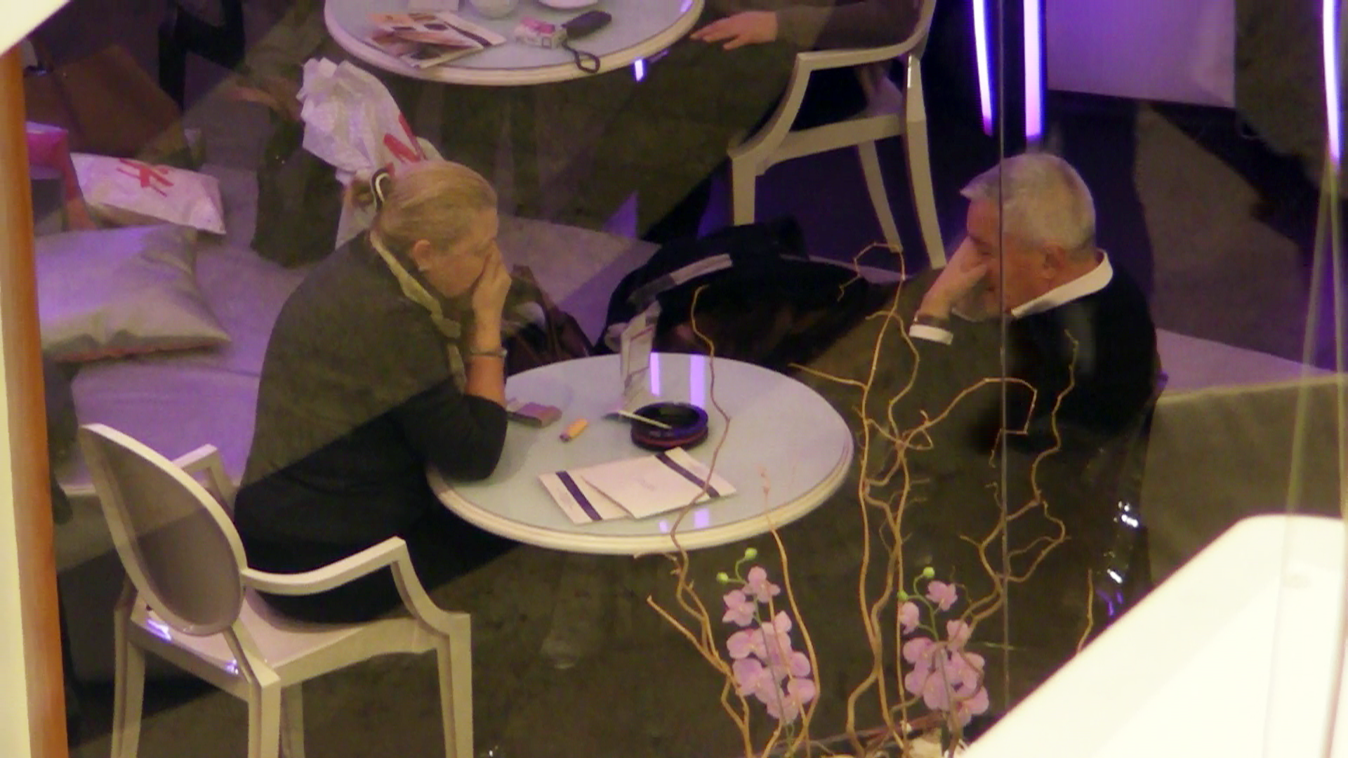 Si o scena teribila se deruleaza sub ochii celor prezenti in cafenea. Atat Micky Spaga, cat si sotia sa se angajeaza in convorbiri telefonice si amandoi tin mainile la gura, pentu a masca felul in care se misca buzele!