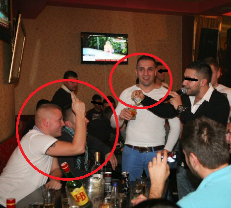 Cei trei tineri se distreaza de minune in restaurantul din centrul Constantei si dau bani la lautari