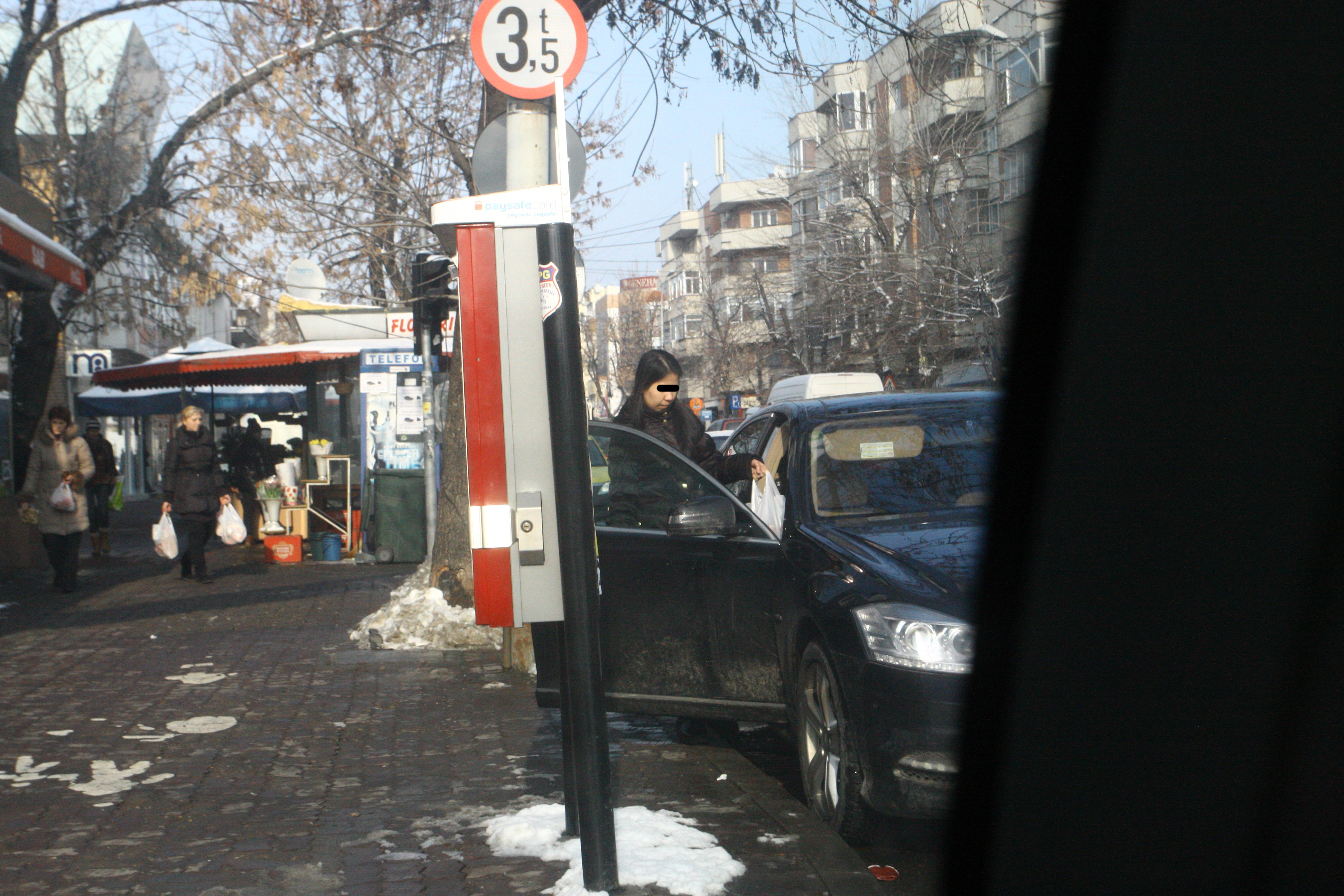 Filipineza se urca in masina si soferul porneste spre casa aflata la nici 200 de metri