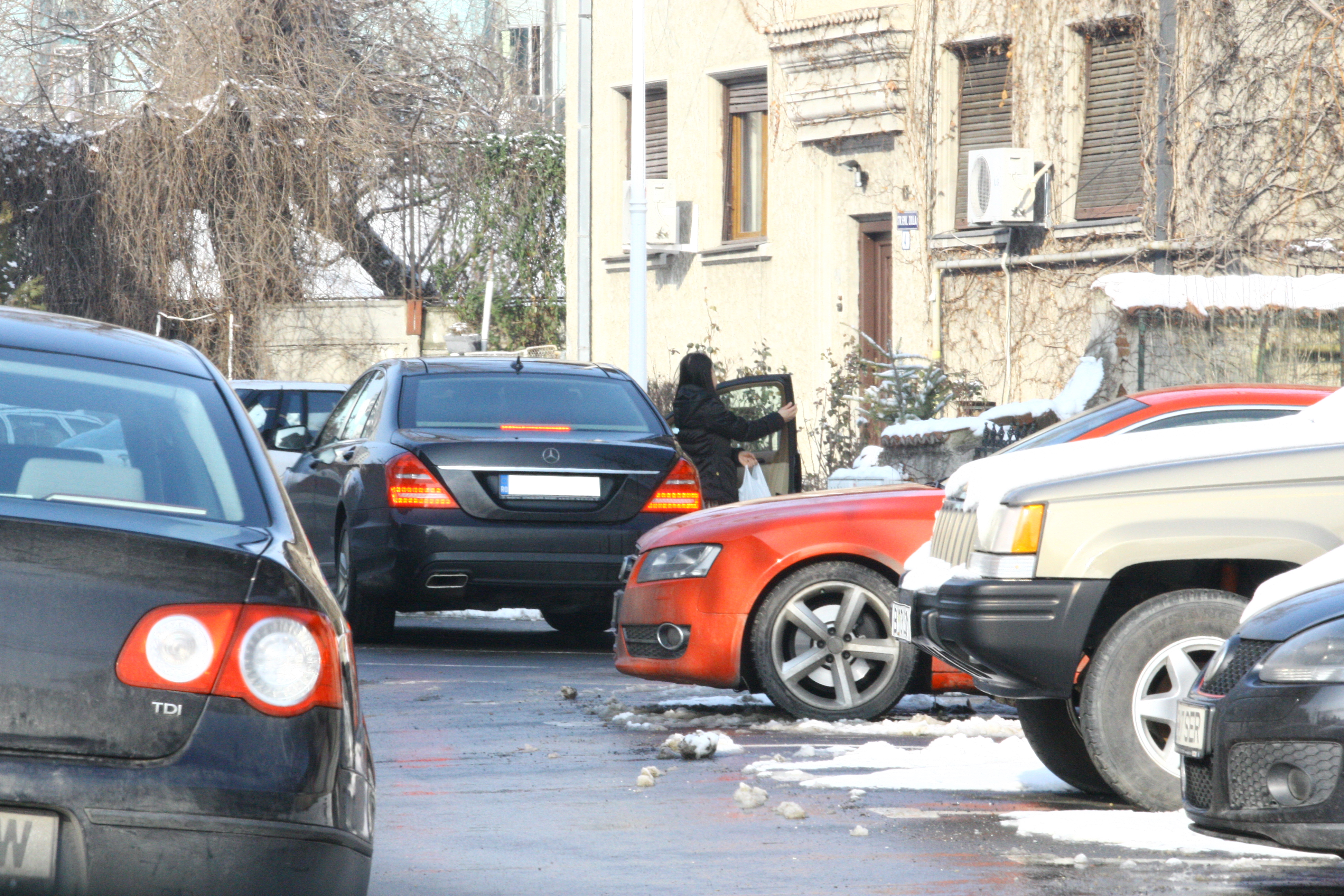 Limuzina e parcata in fata vilei din zona Dorobanti unde locuiesc Oana Niculescu Mizil si primarul sectorului 5, Marian Vanghelie