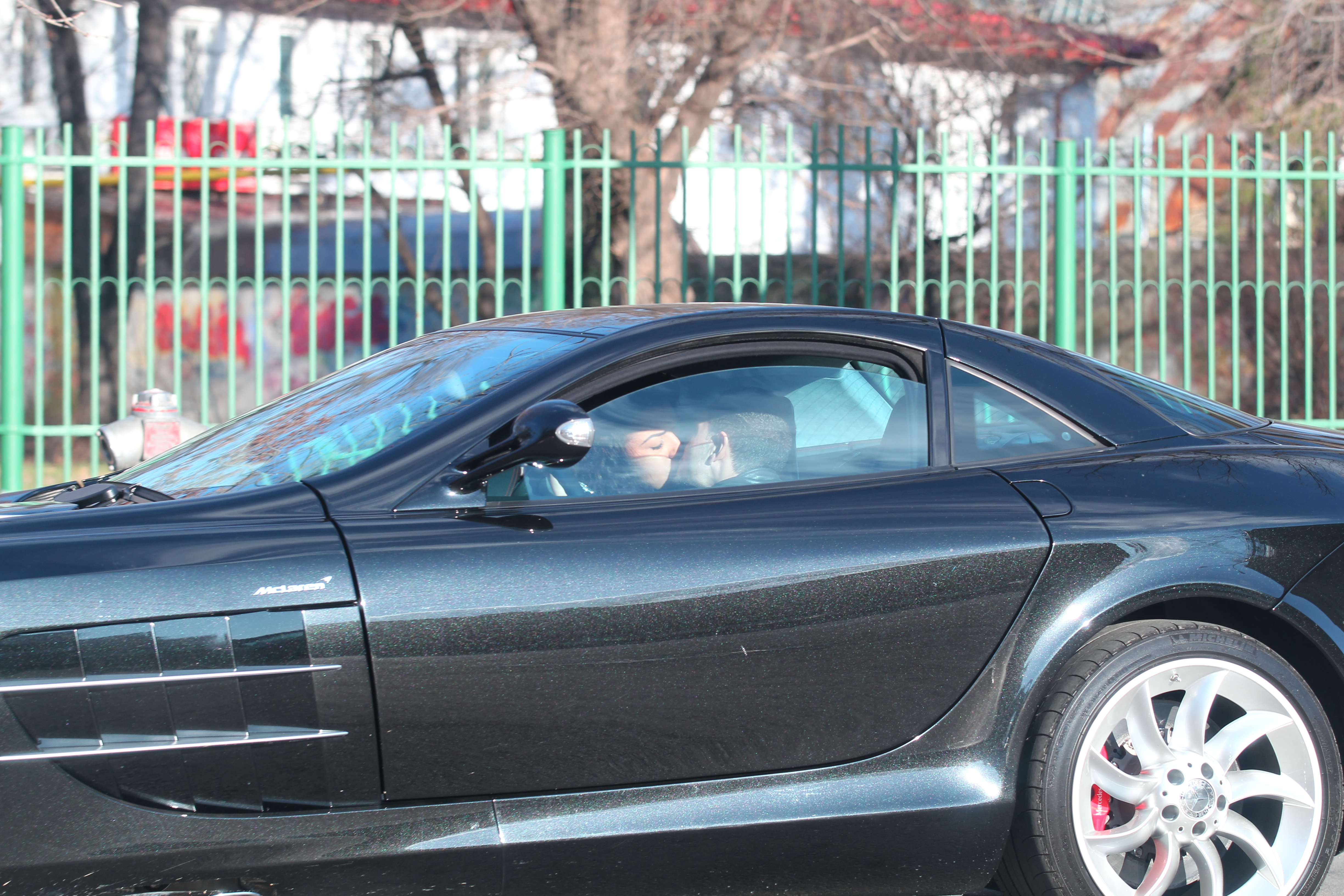 Sami si Patricia s-au sarutat cu foc inainte ca bruneta sa intre in curtea liceului