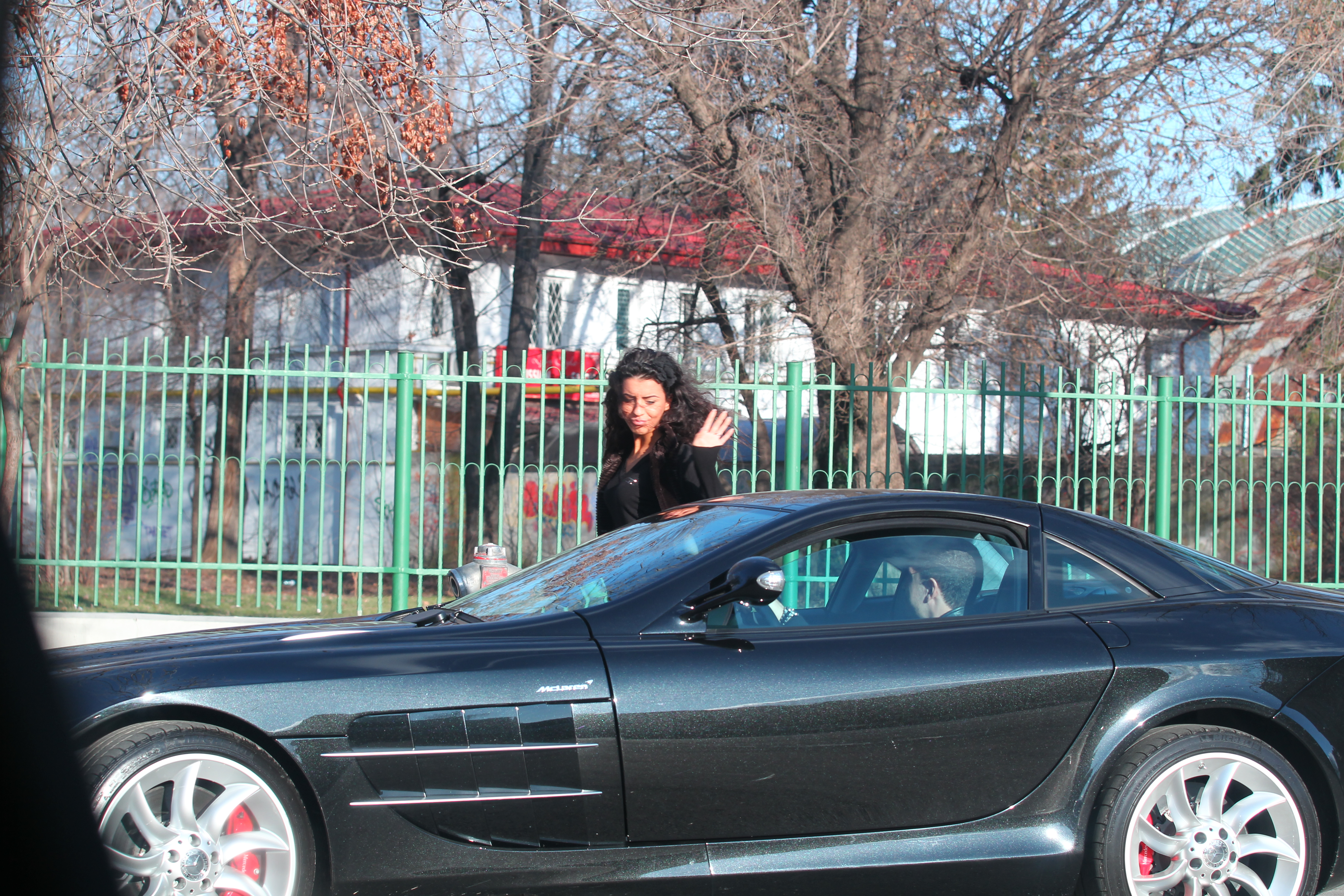 Patricia l-a salutat vesela pe Sami si s-a grabit sa mearga la ore, fiindca tocmai se sunase de intrare.