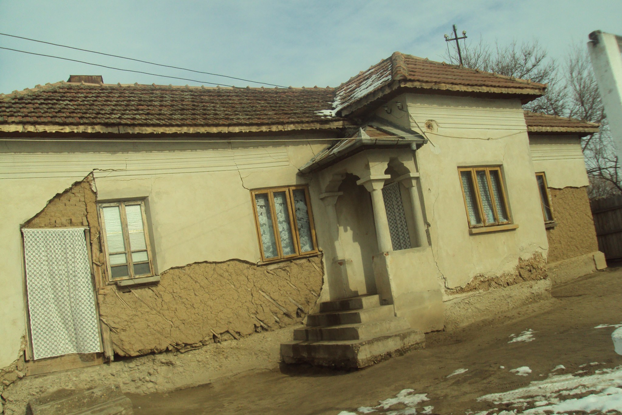 Casa in care locuieste Cristinel impreuna cu parintii si sora lui de 19 ani