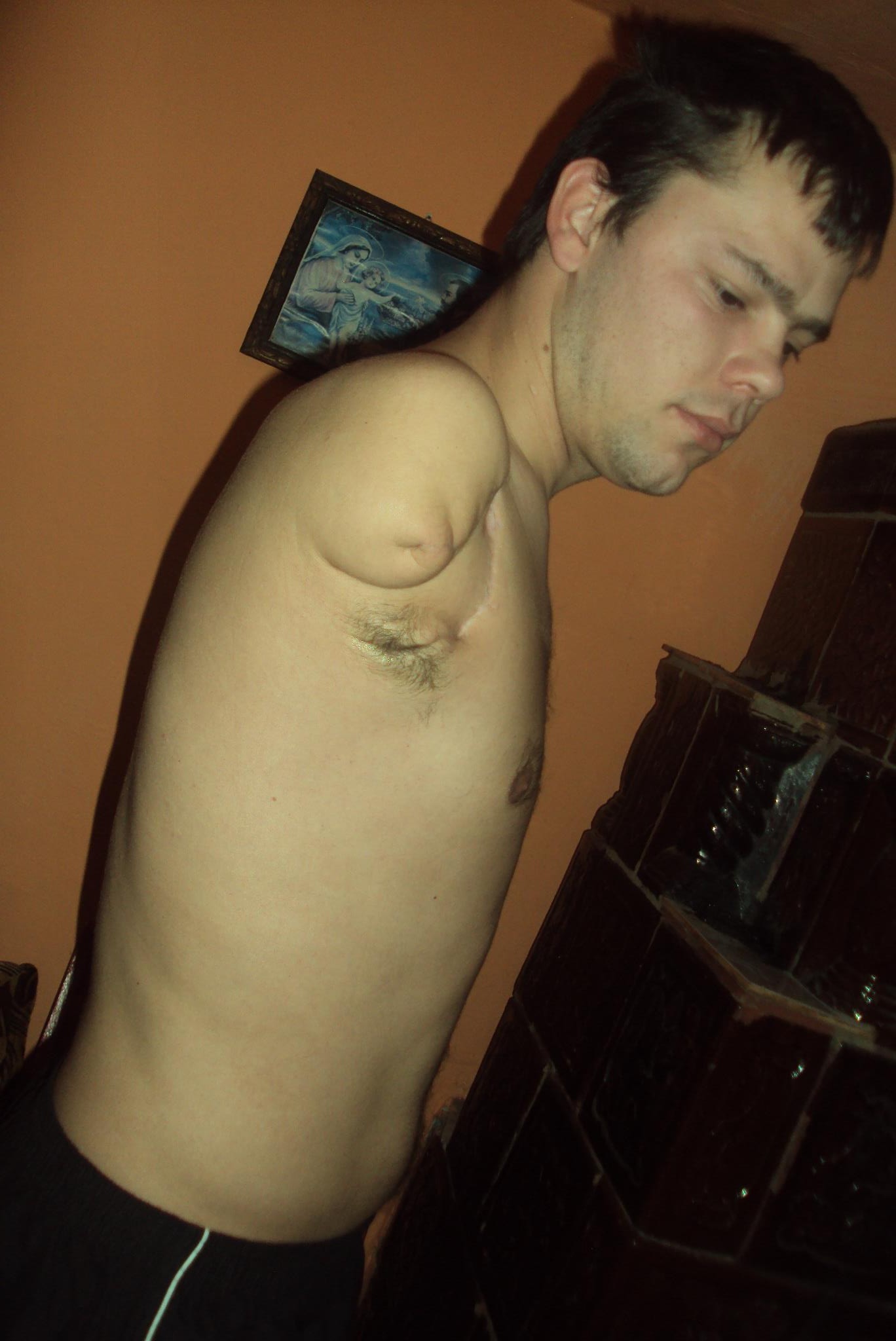 Cristinel nici macar nu poate sa bea singur un pahar cu apa