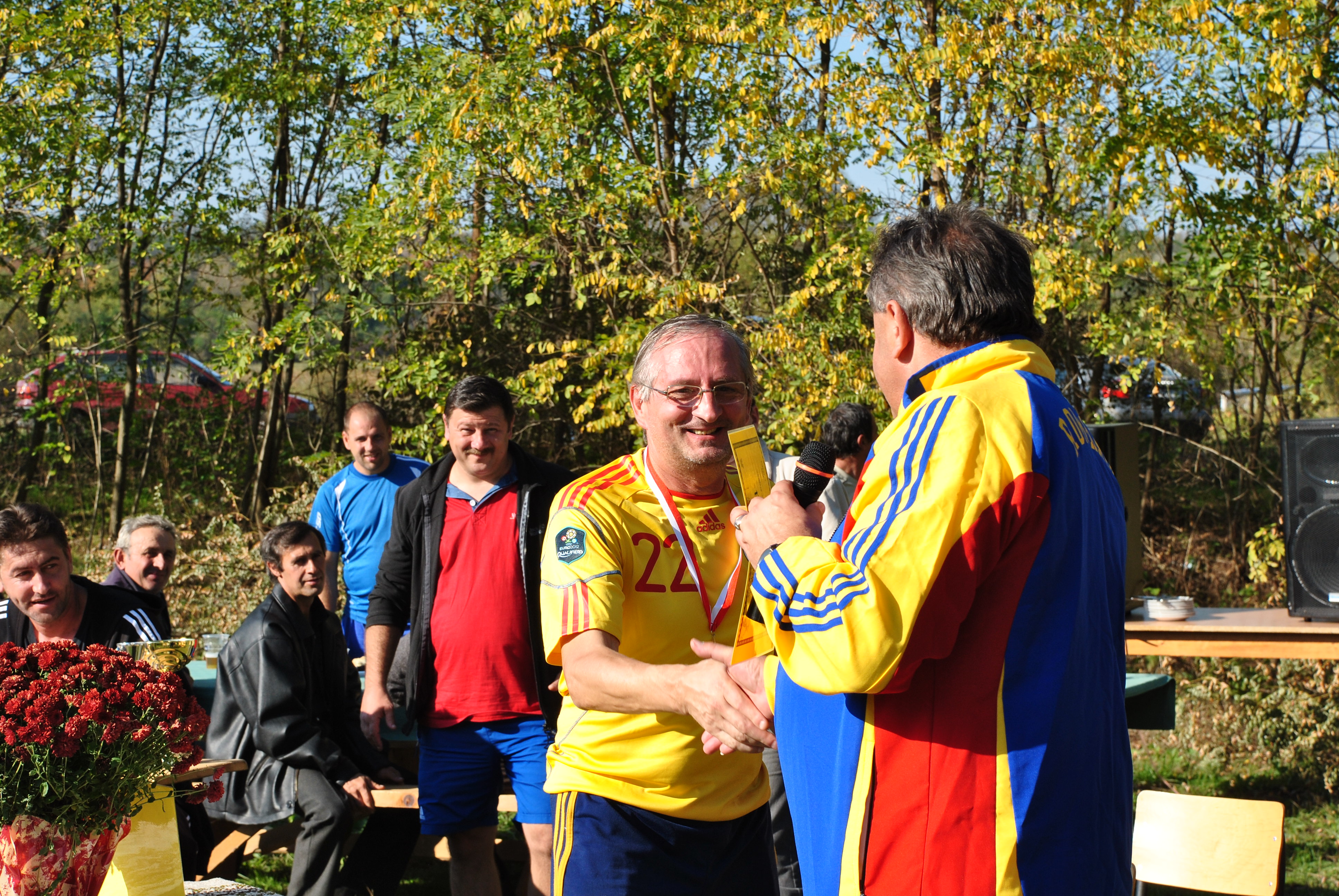 Nea Petre e pasionat de fotbal si nu rateaza niciun meci cu prietenii lui