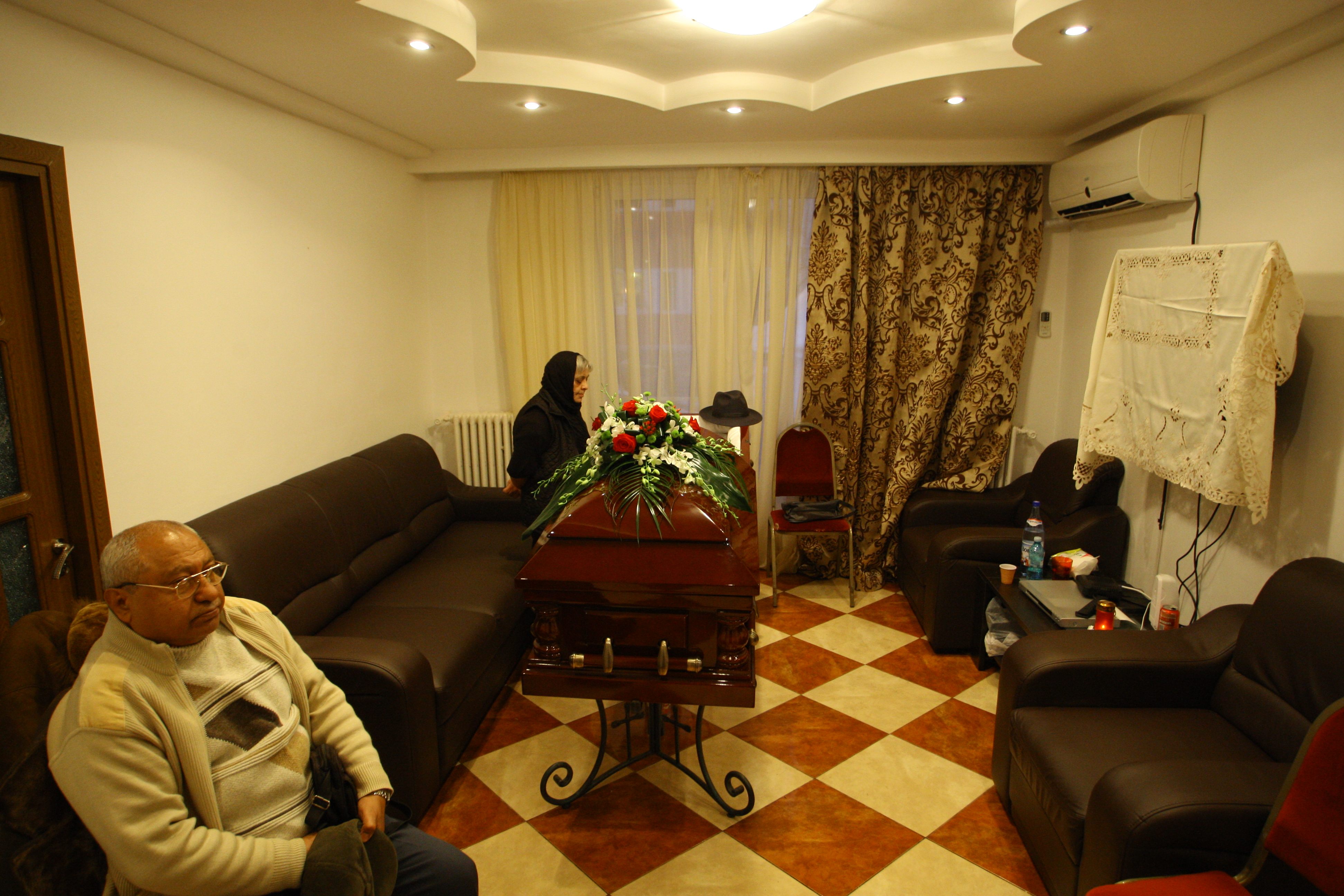 Familia si cunoscutii lui Mihai Namol s-au strans la sfarsitul anului trecut la priveghiul acestuia