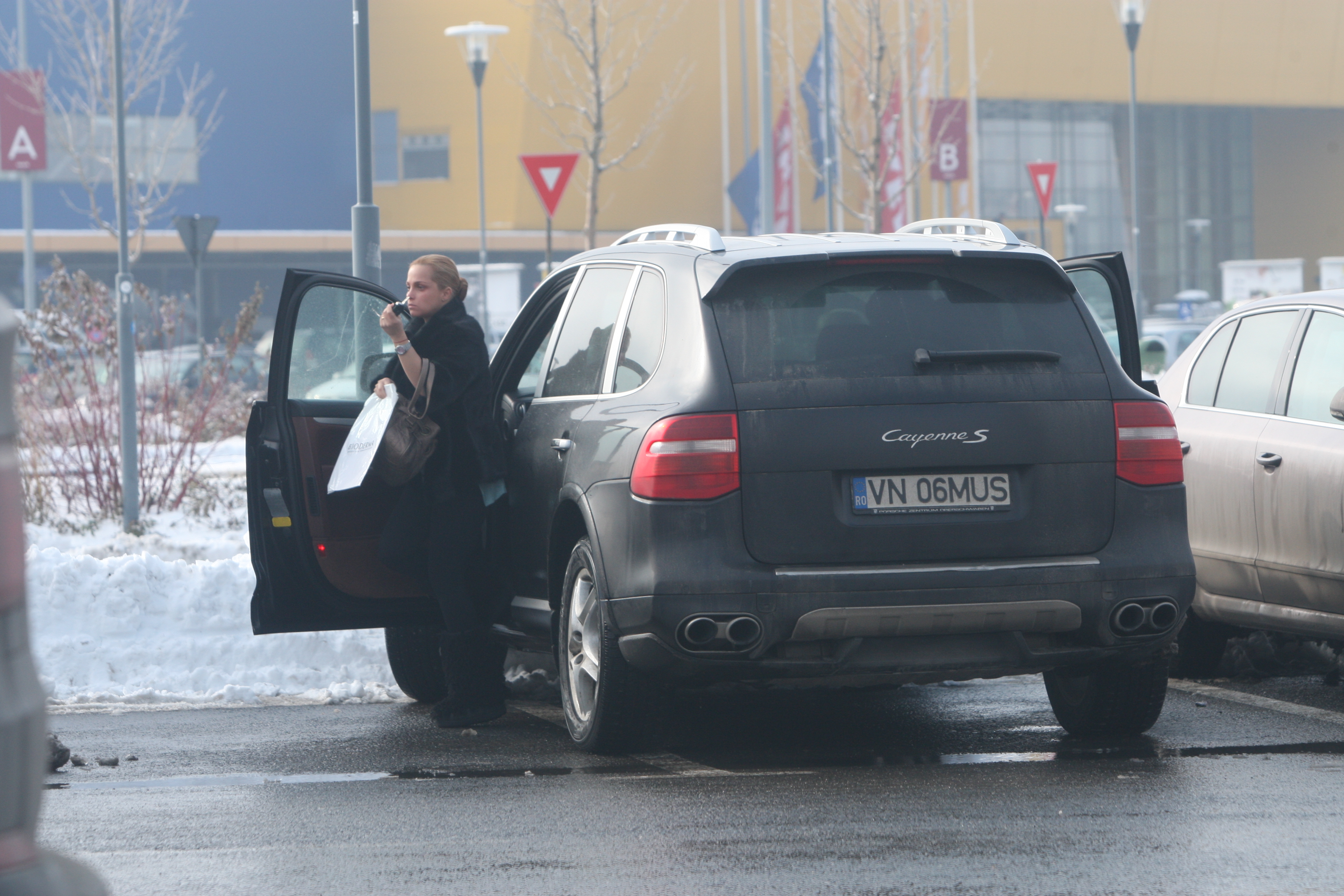 Aura Mustea coboara din masina de teren in zona de Nord, unde a dus-o pe mama ei la o clinica