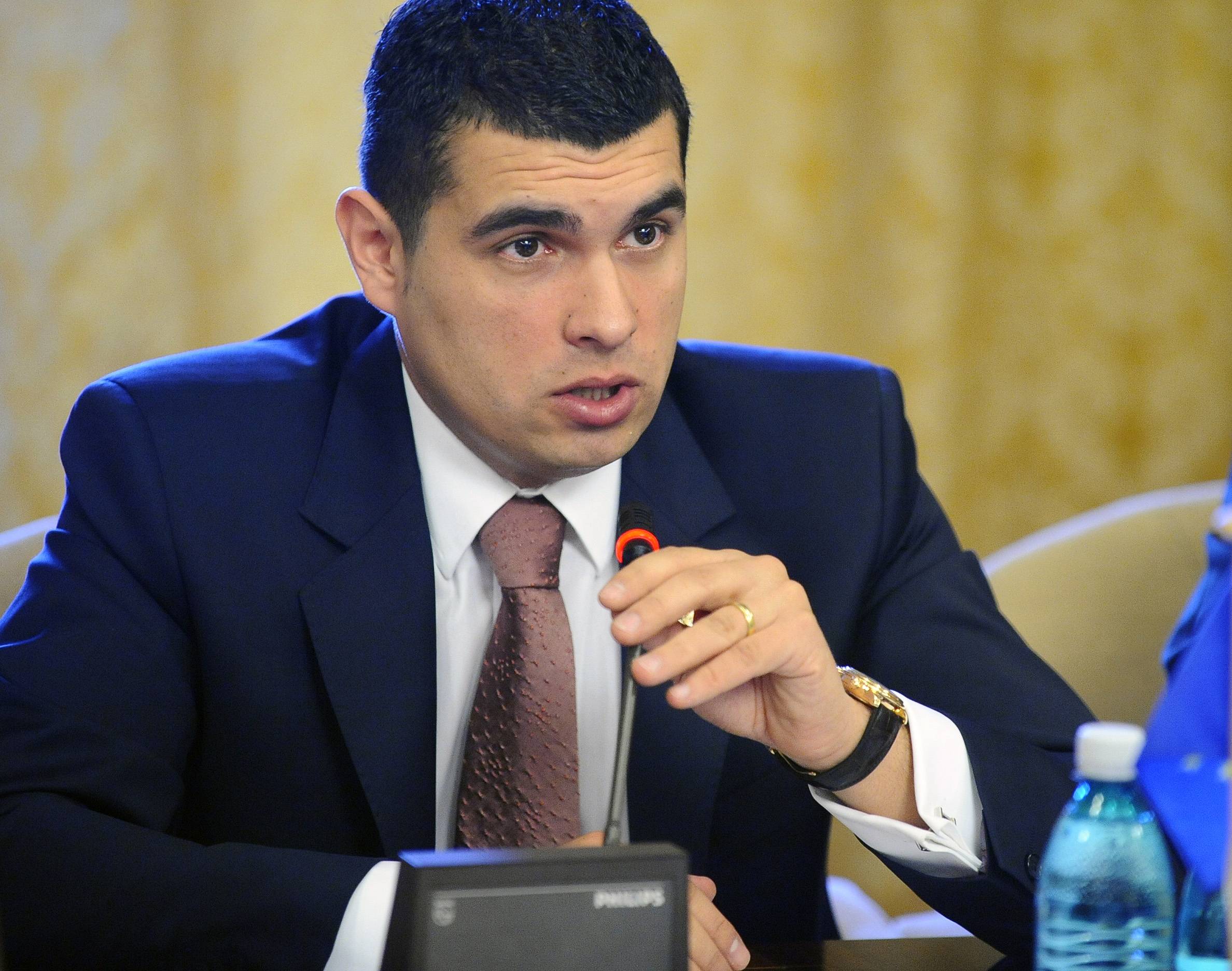 Sotul Aurei Mustea, Razvan, este sef al tineretului PD-L si posesor al unei averi destul de consistente