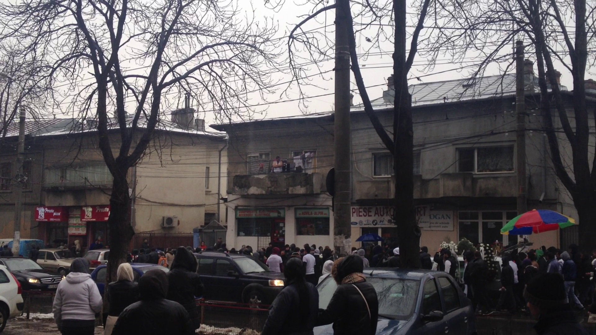 Multimea a blocat intersectiile, in drumul spre cimitirul Renasterea