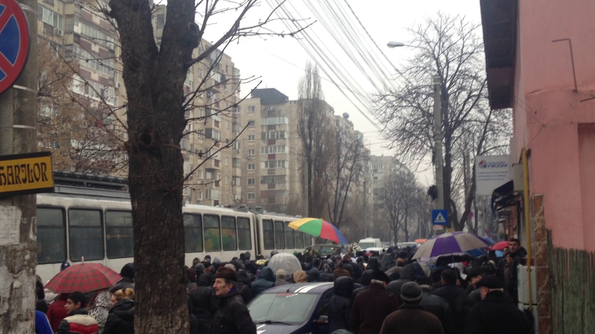 Sute de cunoscuti l-au condus pe Alex pe ultimul drum