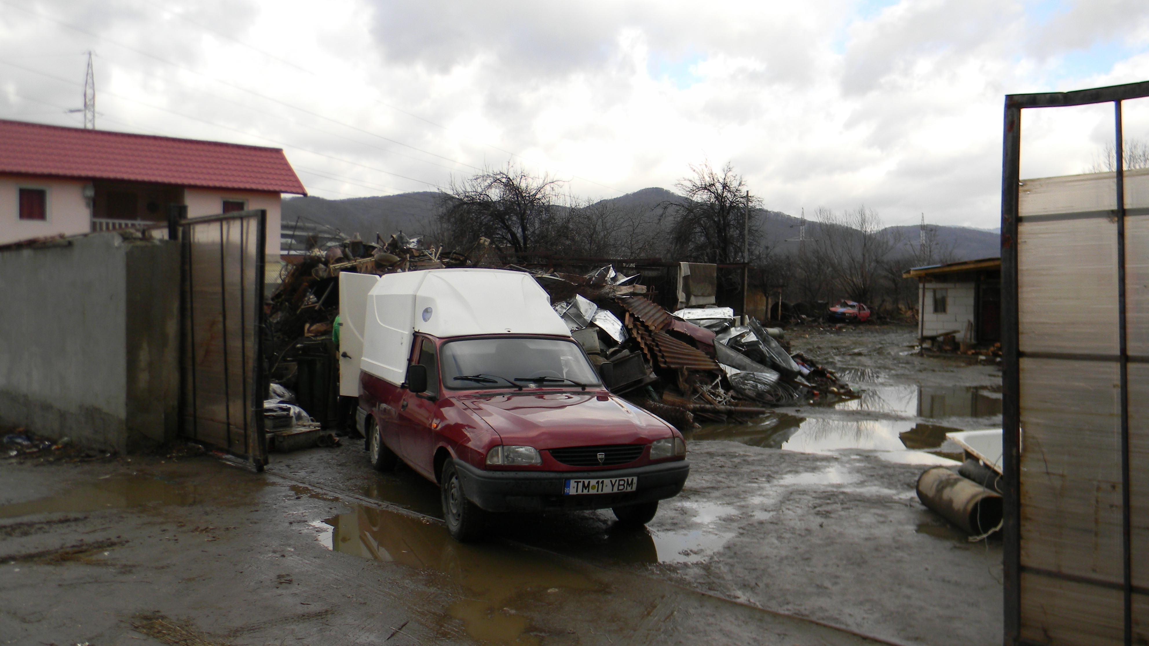 Familia Lupsac a facut o parte din bani din colectarea de fier vechi