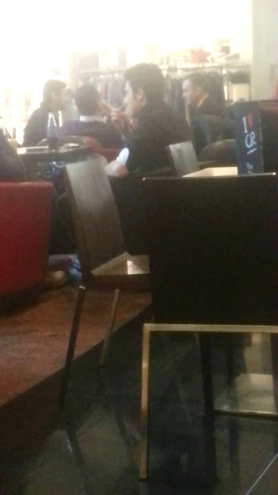 Oamenii fumeaza desi spatiul este de nefumatori