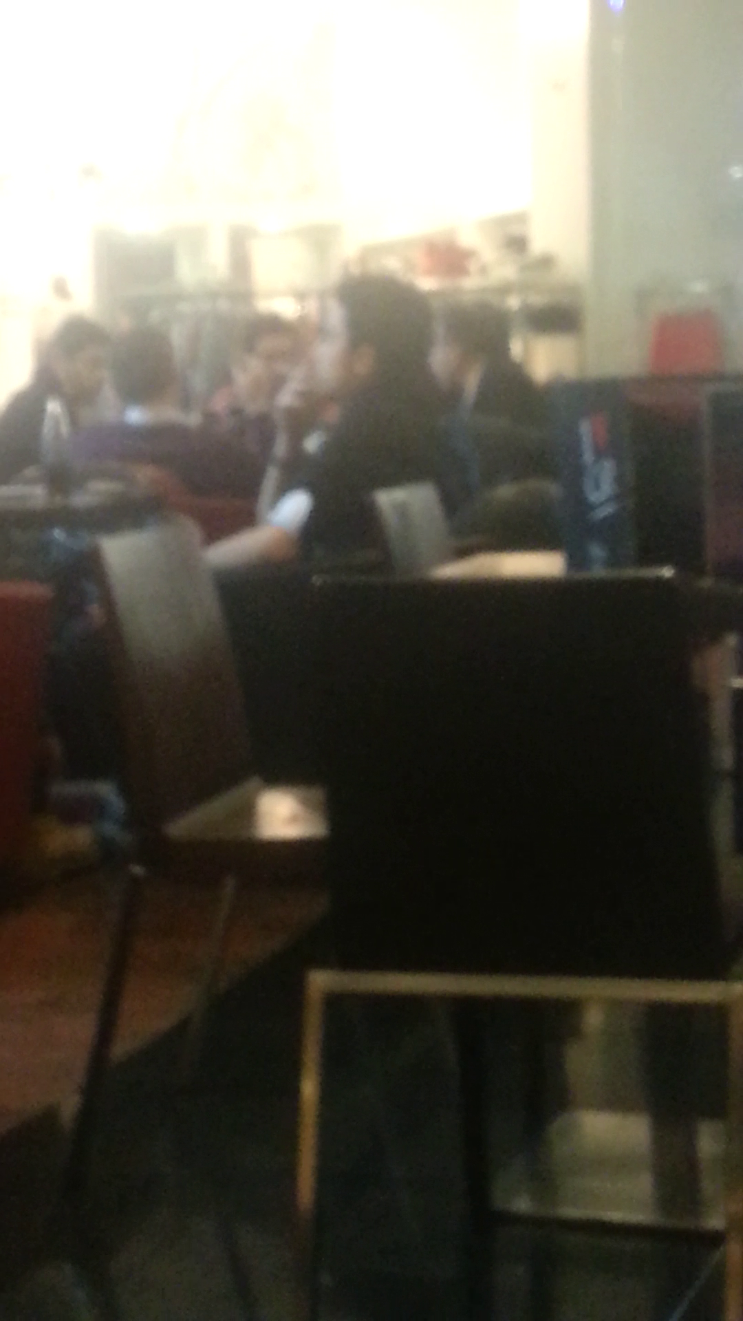 Oamenii fumeaza desi spatiul este de nefumatori