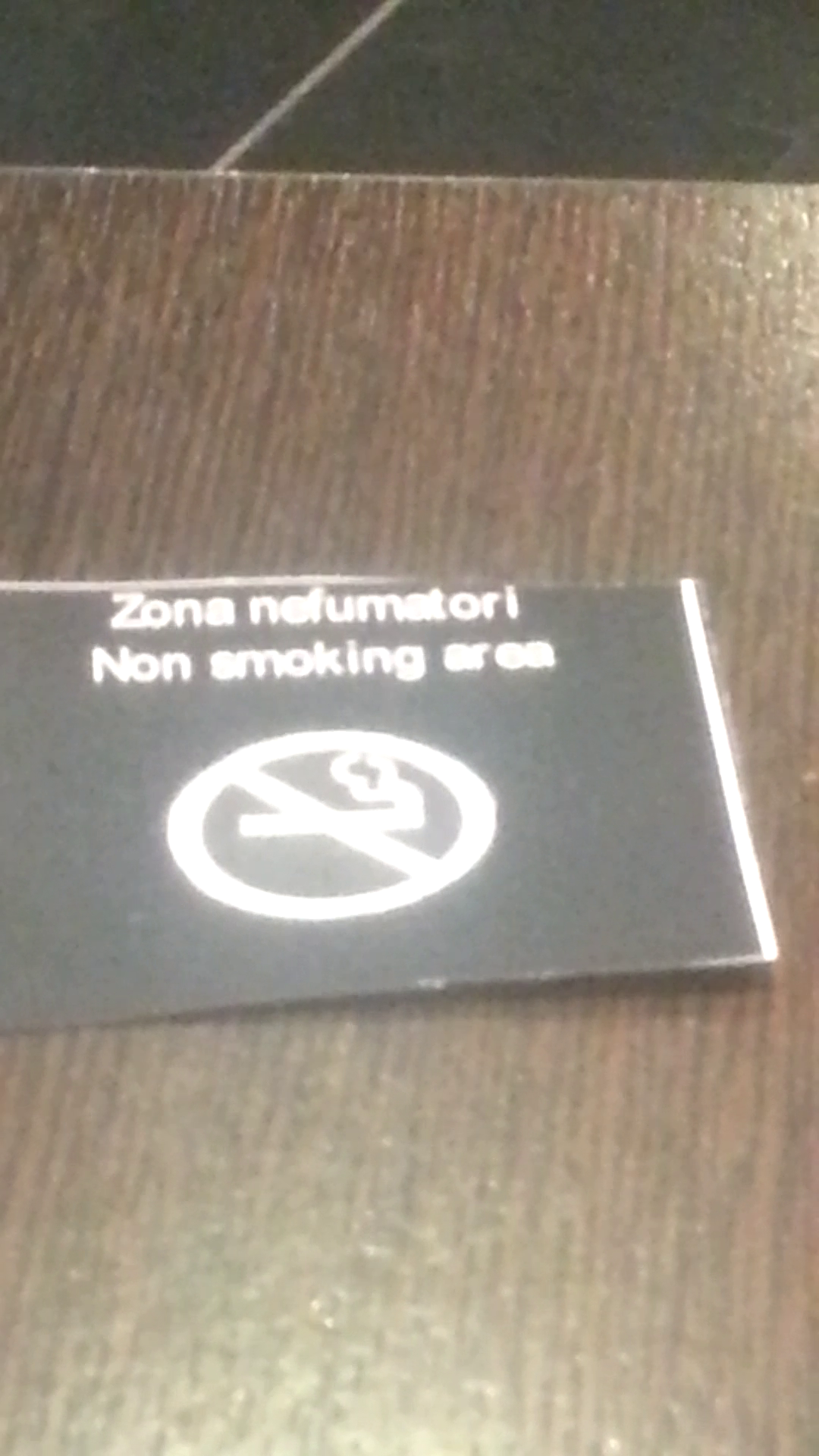 Oamenii fumeaza desi spatiul este de nefumatori