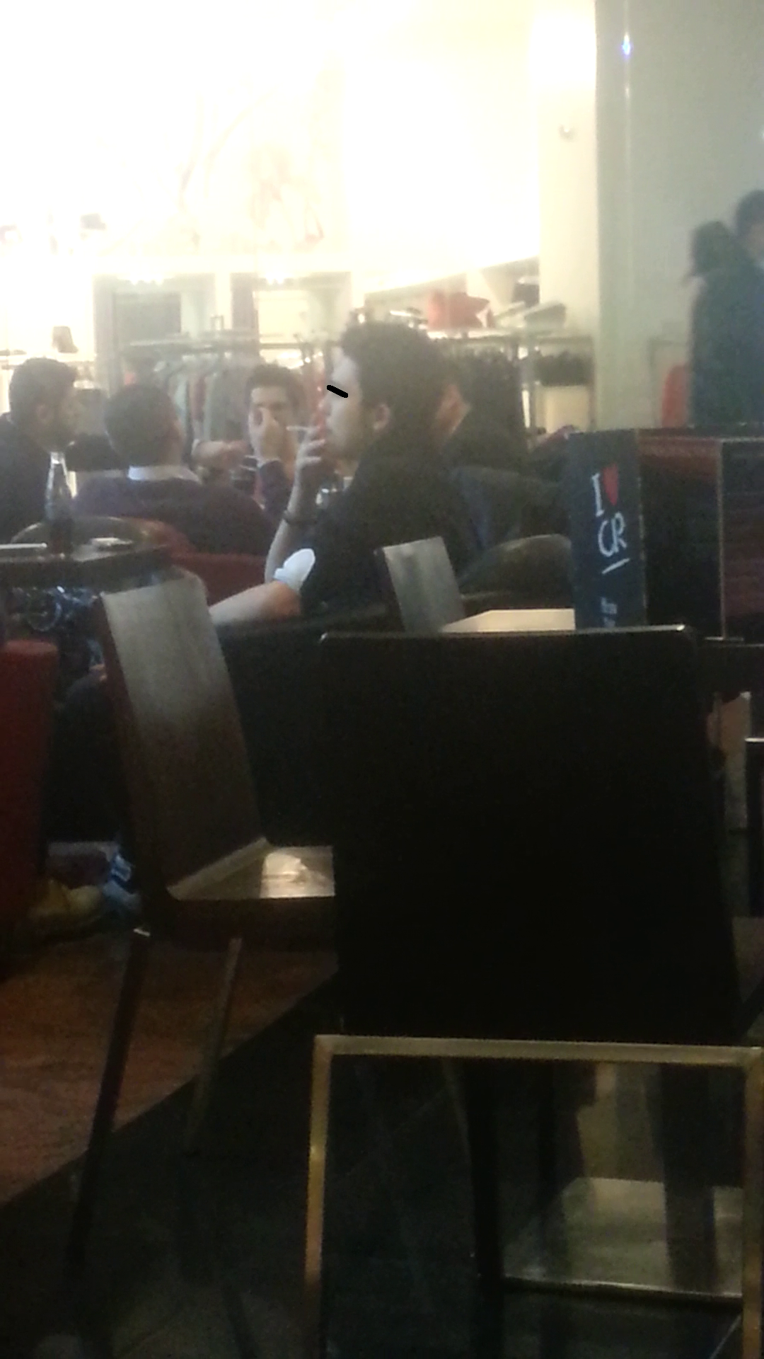 Oamenii legii fumeaza, desi spatiul este de nefumatori