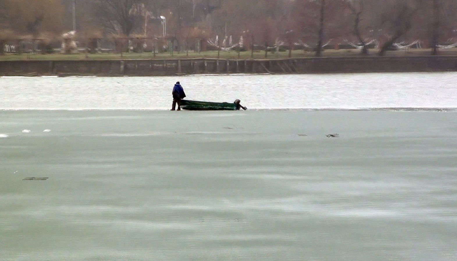 Cu barca la pescuit pe lacul Herastrau