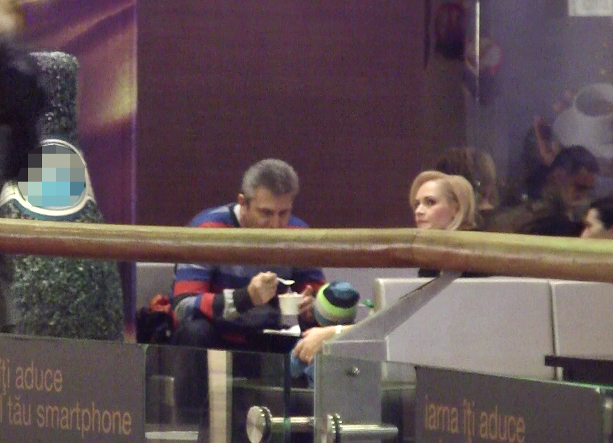 Gabi Firea a mers impreuna cu sotul si copilul la mall
