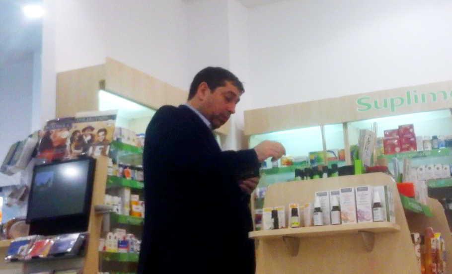 Cristian David studiaza cu atentie produsele din magazin