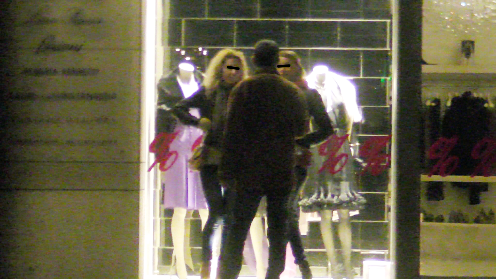 Barbatul discuta cu cele doua blonde