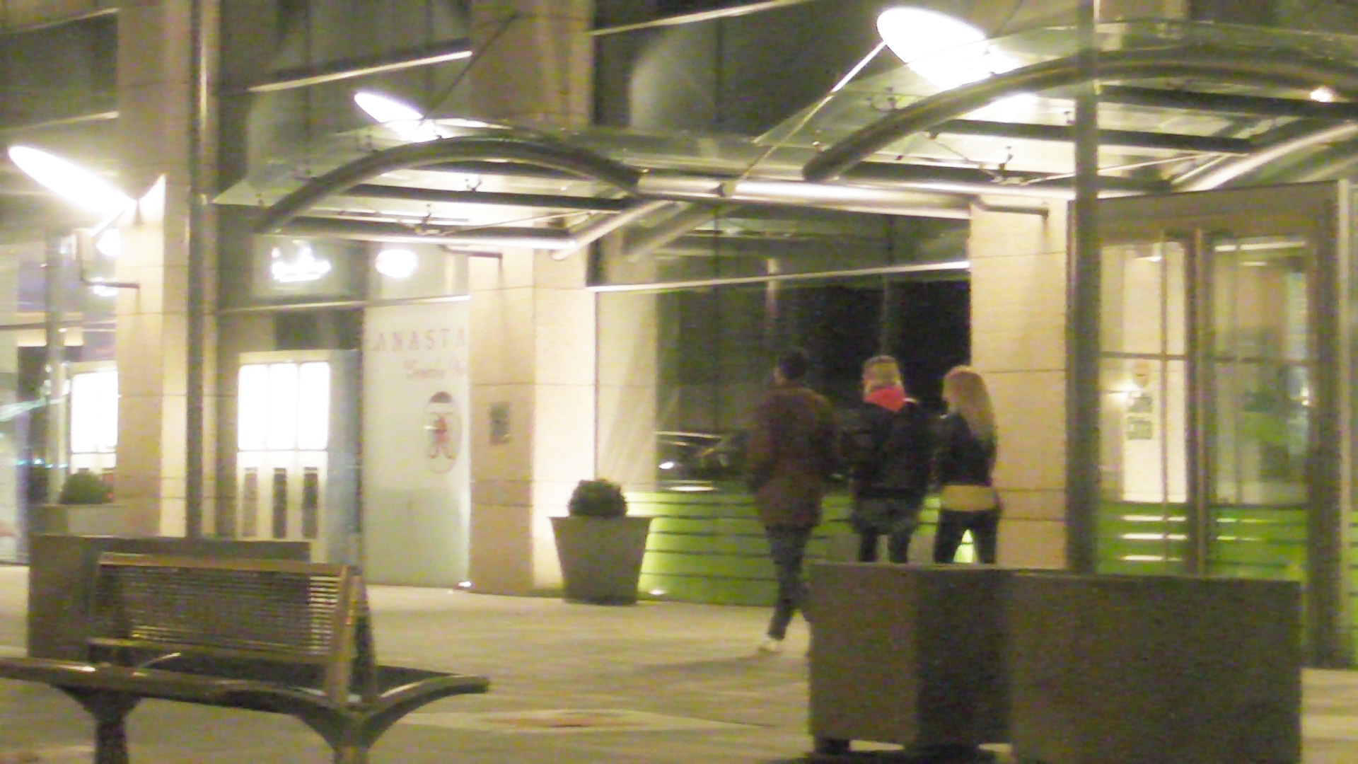 Se indreapta spre intrarea in hotel