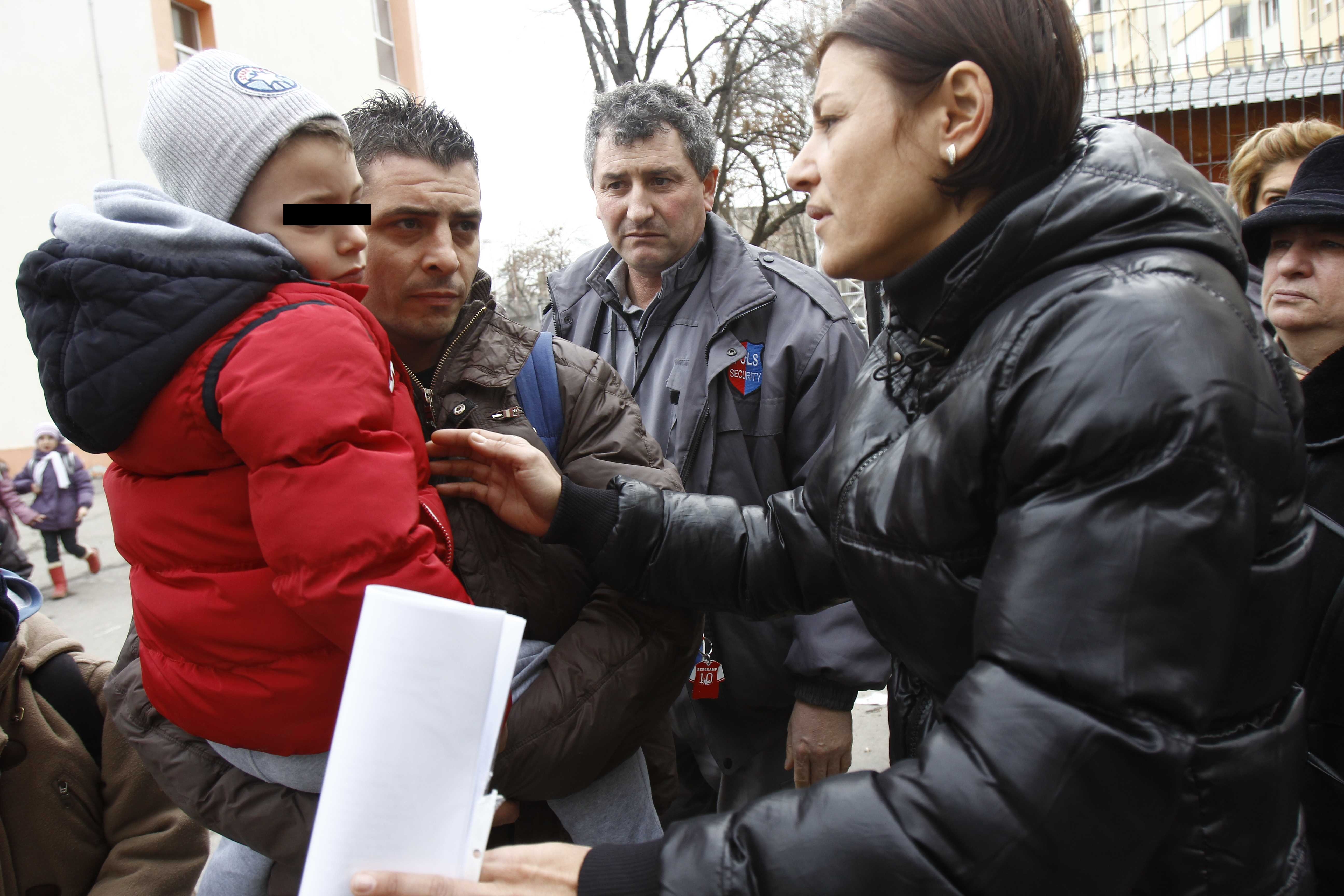 Micutul Alinei si al lui Robert, in bratele tatalui sau