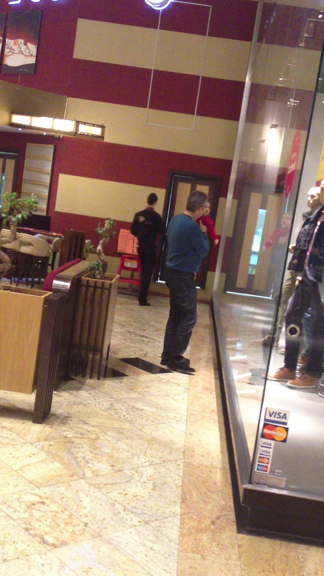 Florentin Pandele, la plimbare cu copilul in brate