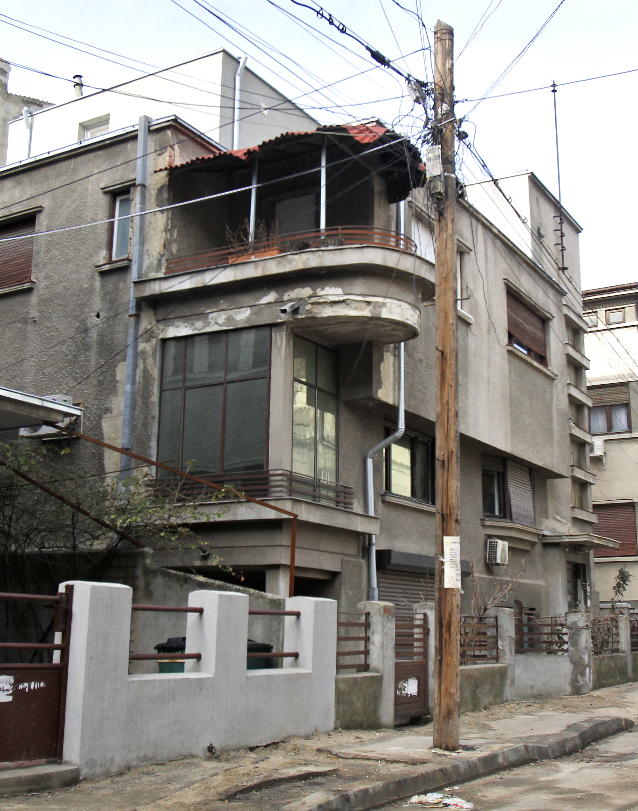 In acest bloc a locuit milionarul