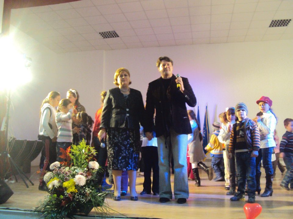 Femeia este o mare amatoare de spectacole si organizeaza diverse evenimente