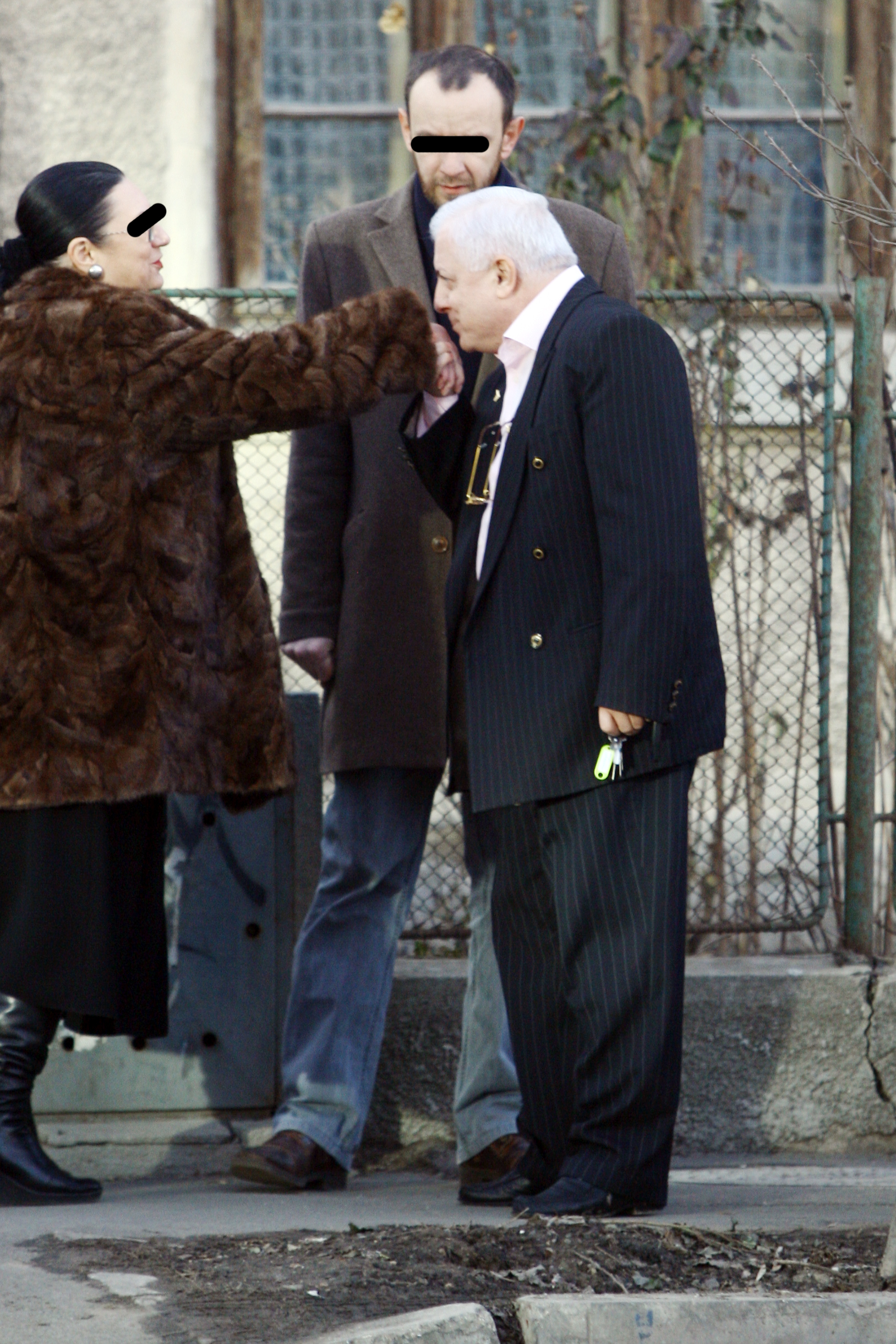 Barbat galant, Alfred Florea ii saruta mana femeii