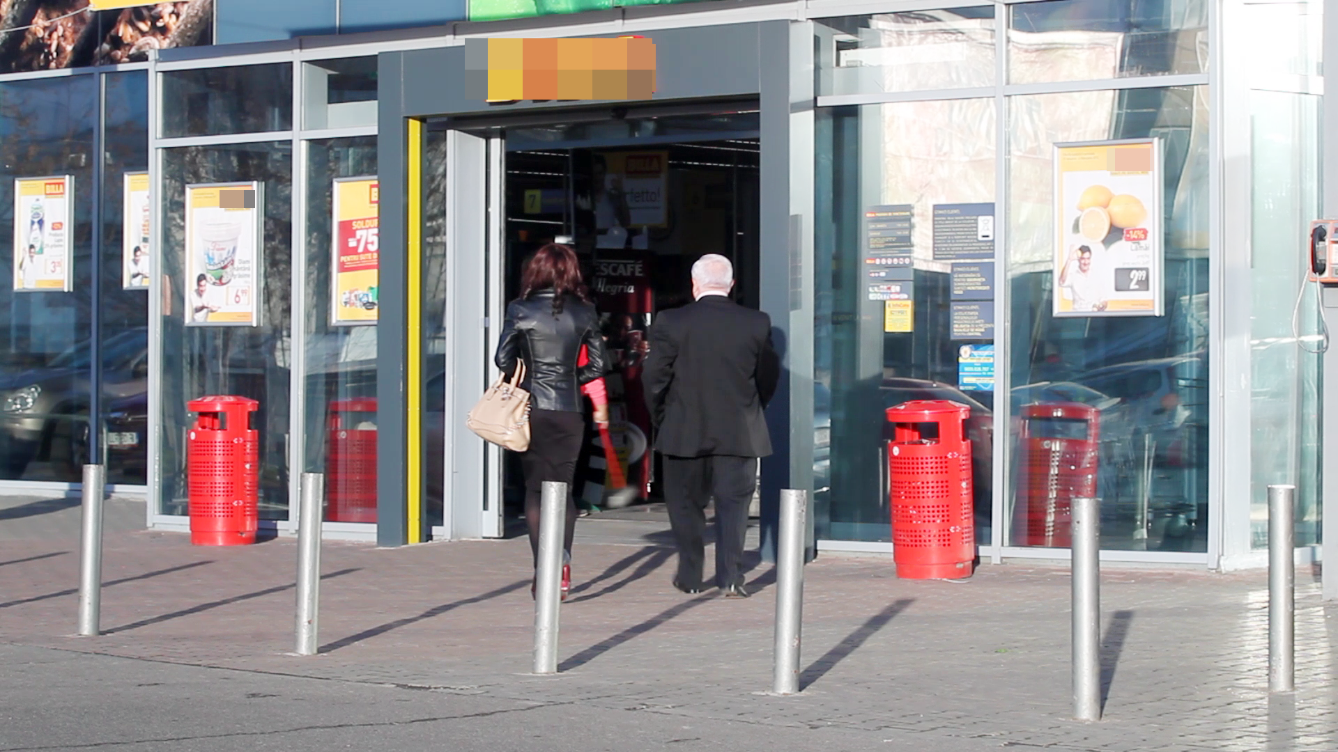 Cei doi intra in hypermarket