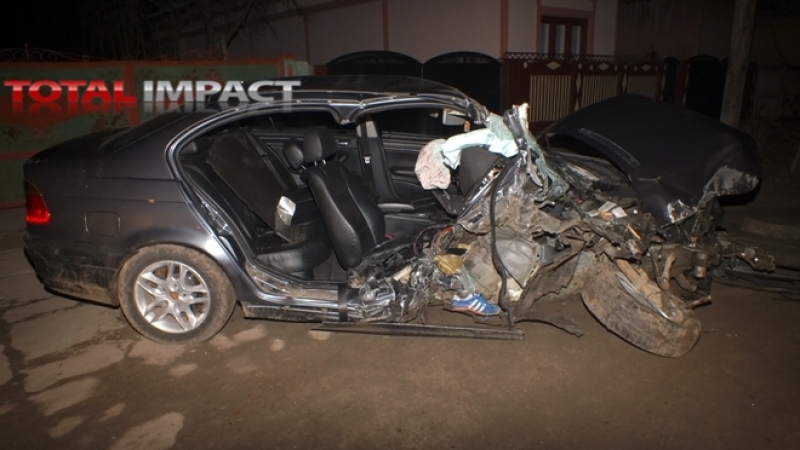 Masina s-a facut praf in urma accidentului. Sursa: totalimpact.ro
