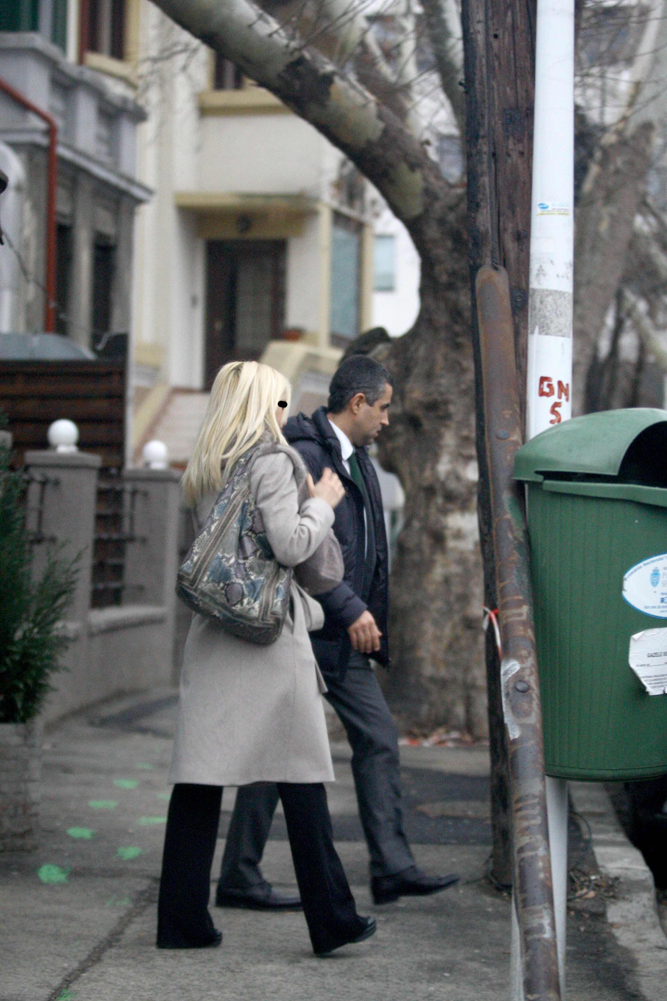 Milionarul si insotitoarea sa parasesc localul