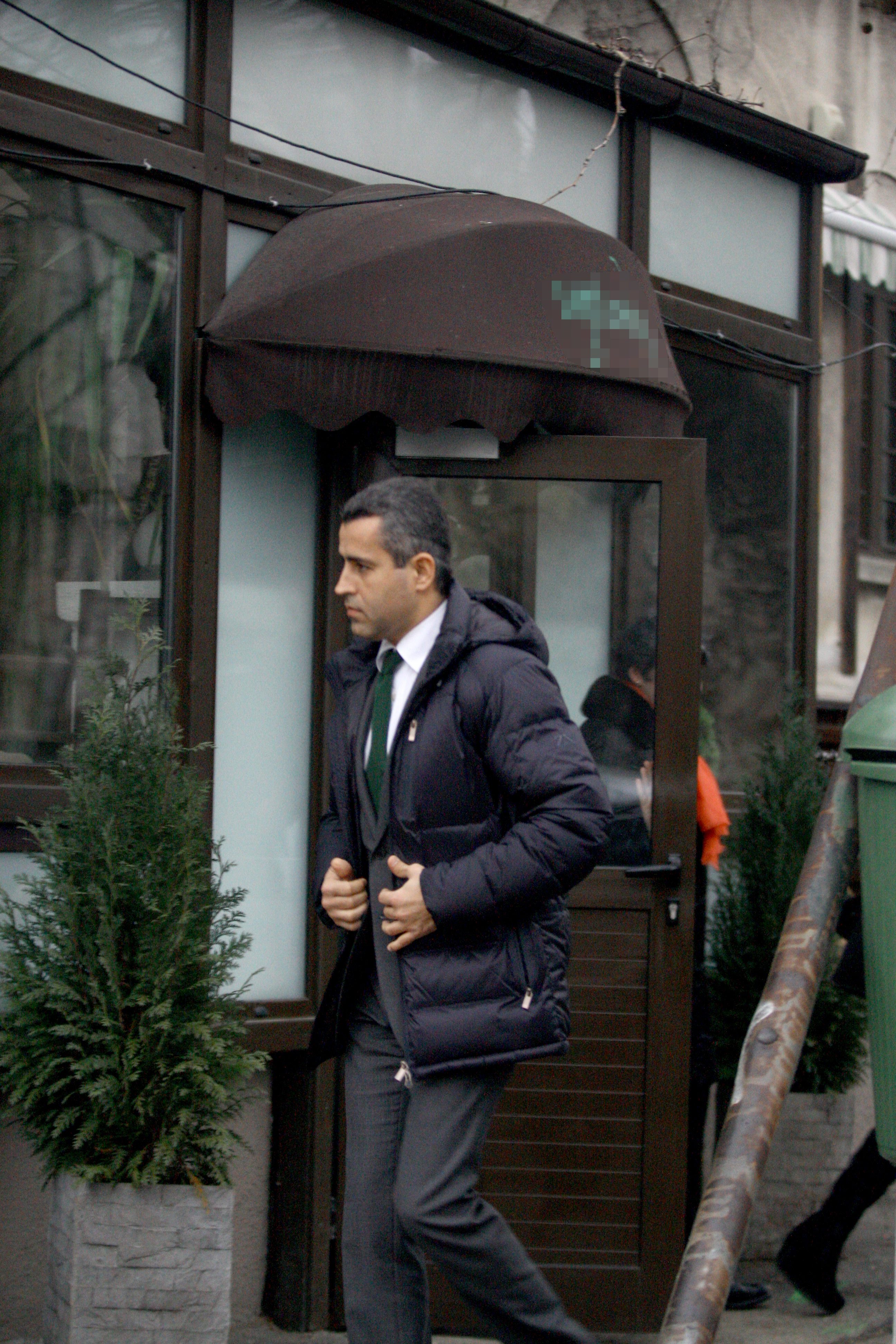 Milionarul a mers pe jos pana la birou