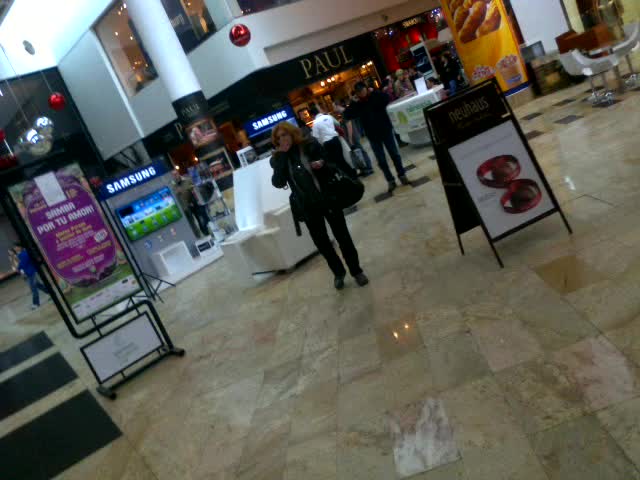 Grabita, nevoie mare, sotia artistului nici nu se uita in urma sa