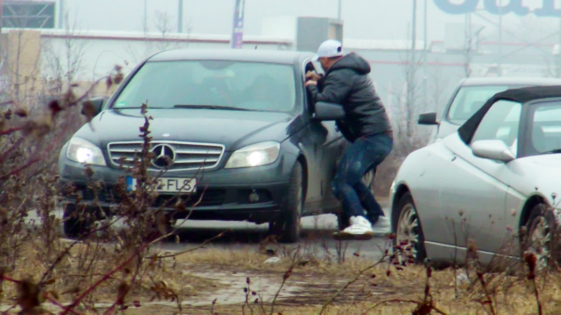 S-au luat la cearta chiar in parcarea de la mal