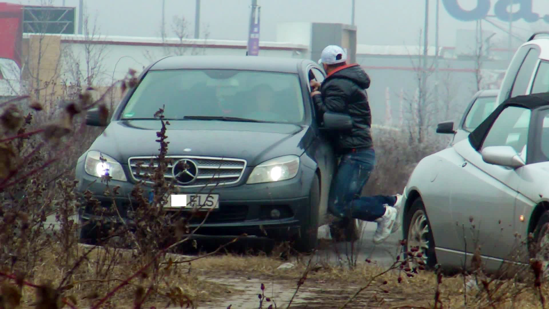 S-au luat la cearta chiar in parcarea de la mal