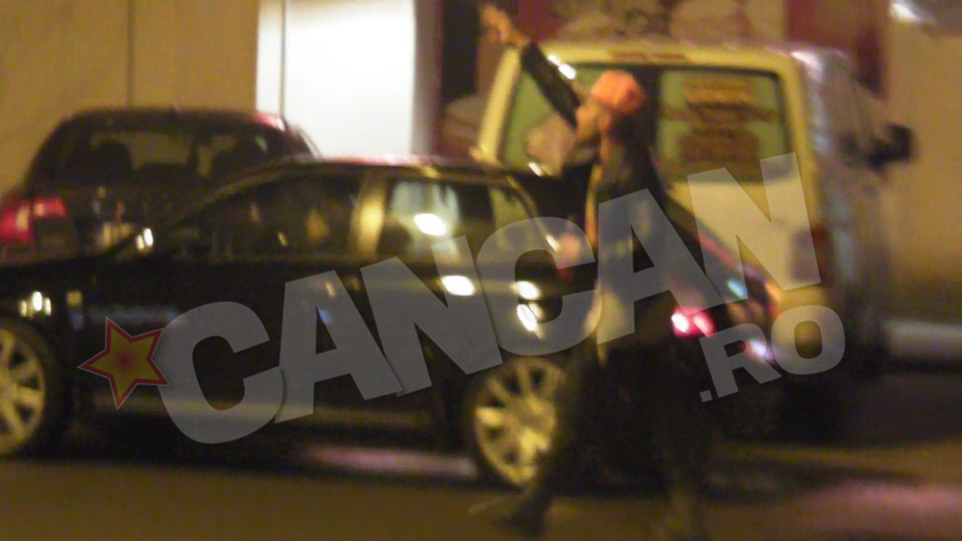 Velea a iesit printre masini in mijlocul strazii si a inceput sa fluiere ca pe stadion cautandu-si prietenii care se facusera nevazuti cat timp el a fost in magazin sa-si cumpere o bautura slab alcoolizata