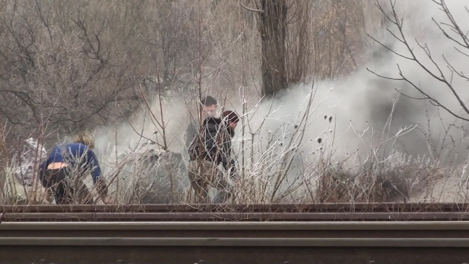 Un grup de oameni amarati au vrut sa