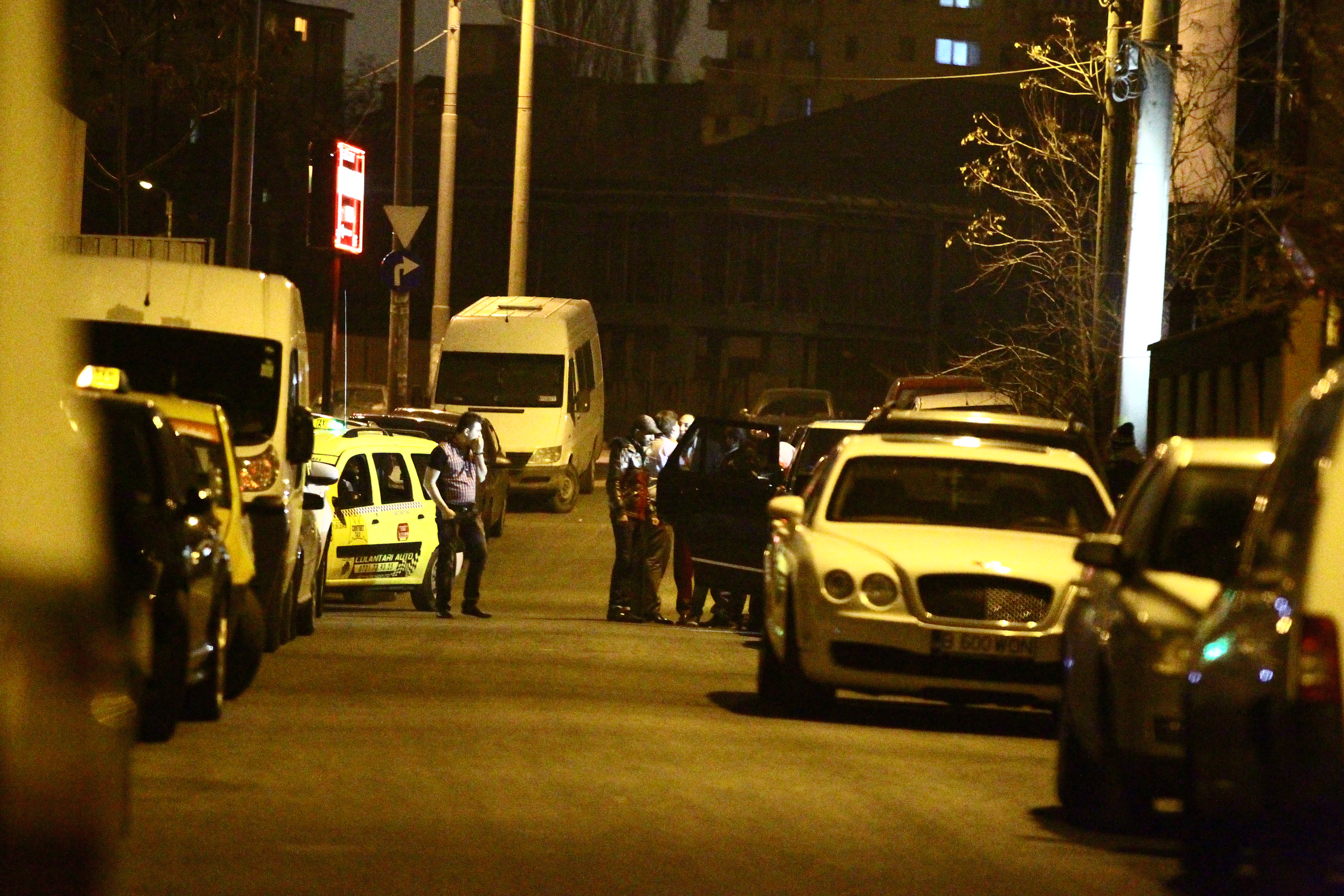 Invitatii incep sa soseasca la petrecere