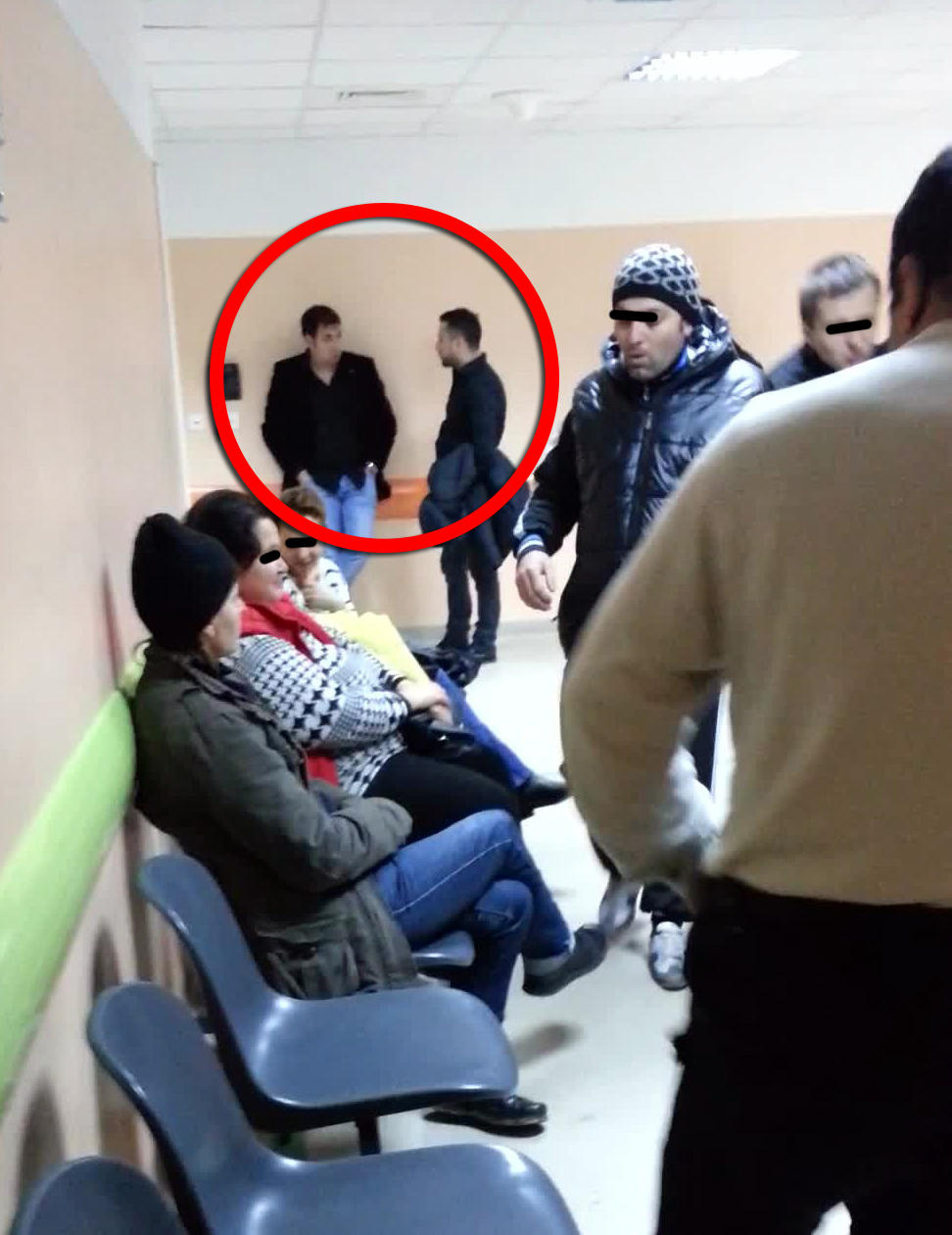 Cei doi membri ai formatiei lui Sorinel Pustiu asteapta pe holul spitalului