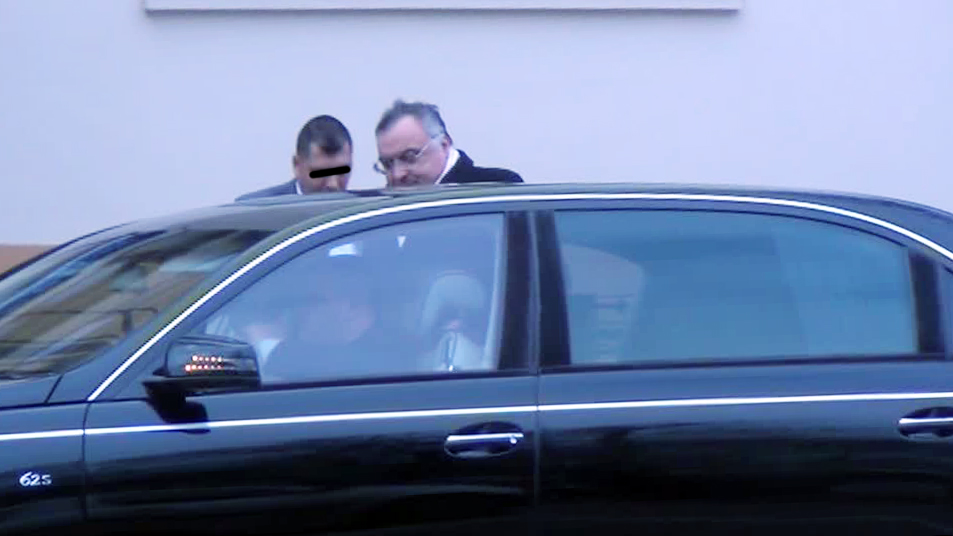 Milionarul se urca in masina