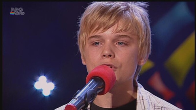 Adrian Aron a facut minuni pe scena cu chitara, in vreme ce tatal sau, medic, face minuni in Afganistan. Sursa: protv