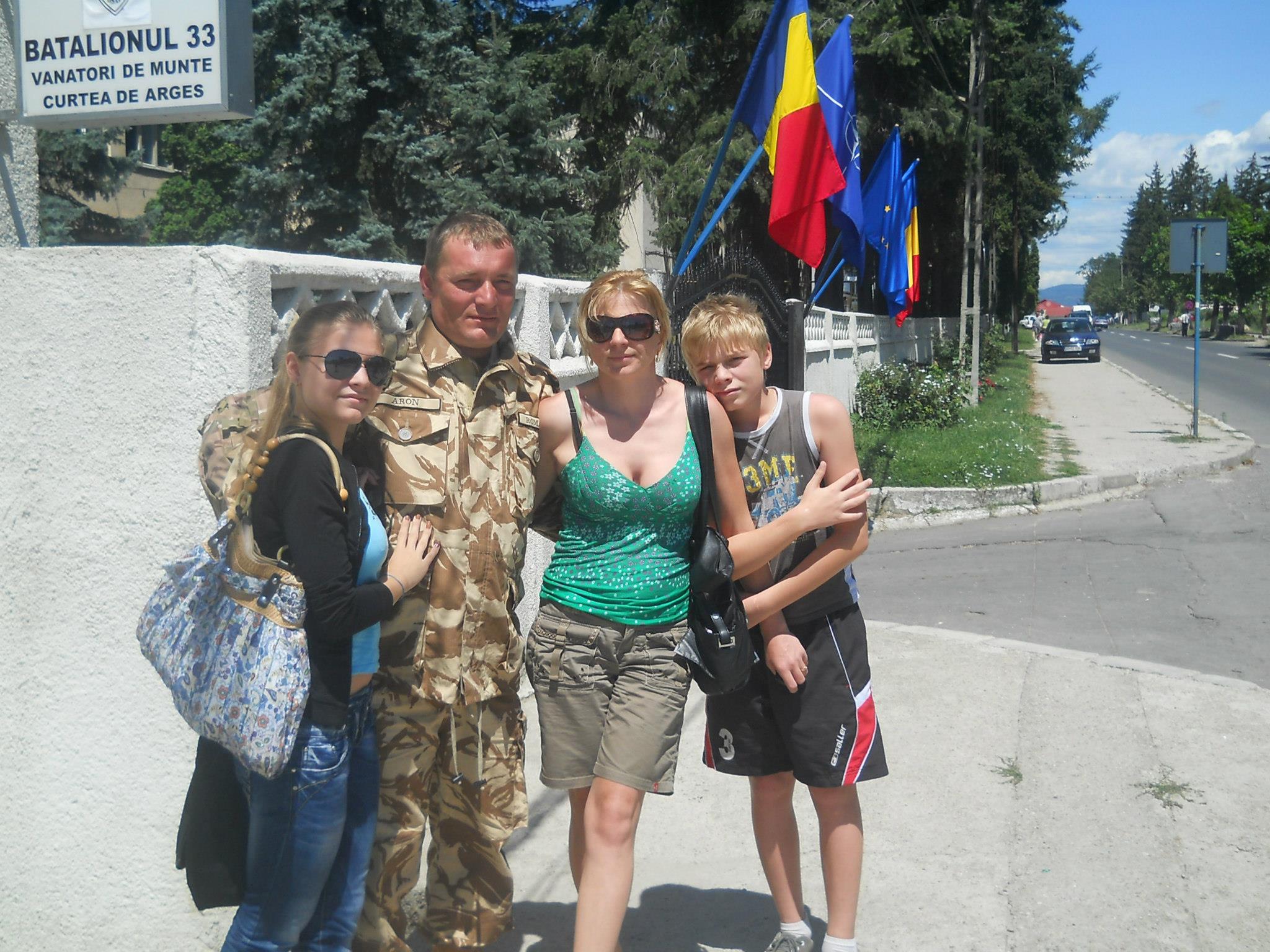 Familia Aron, in august, cand maiorul dr. Adrian Aron a plecat in misiune in Afganistan. sursa: Facebook