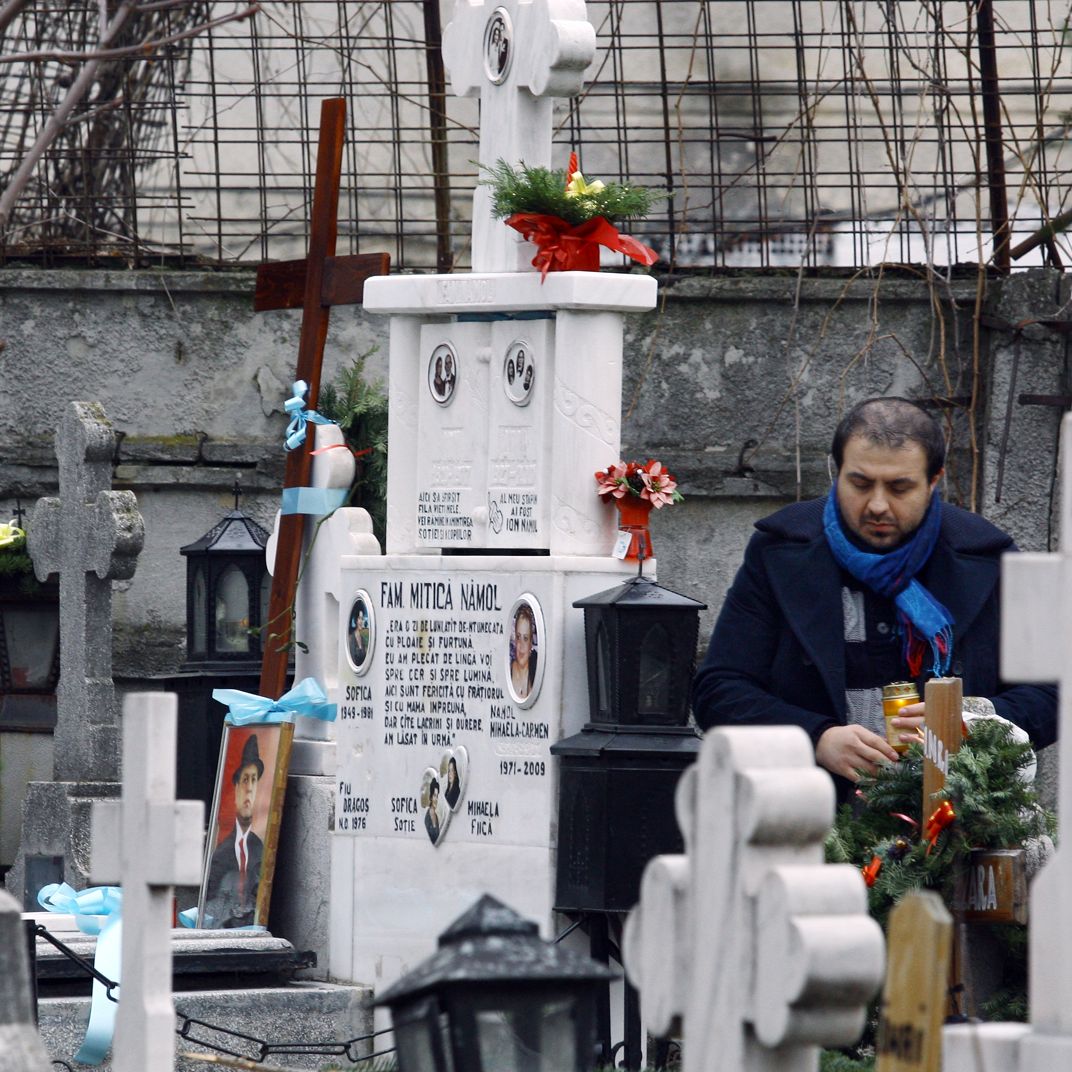 Marinica Namol se roaga la mormantul tatalui sau