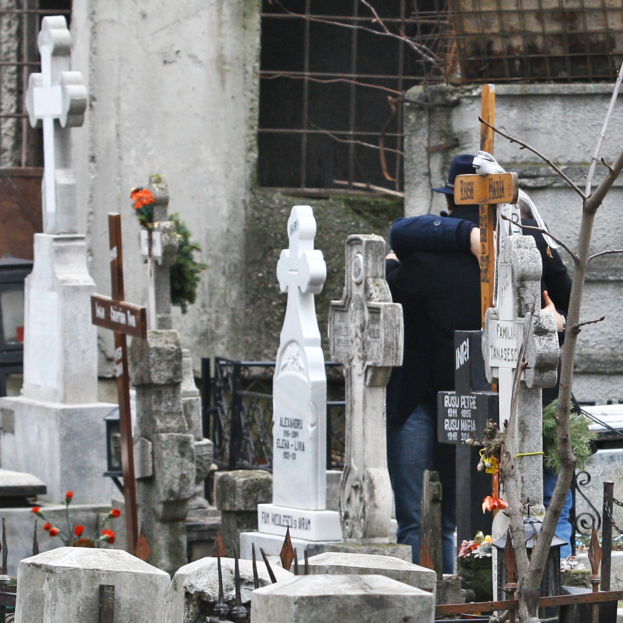 Baietii lautarului Mihai Namol se imbratiseaza