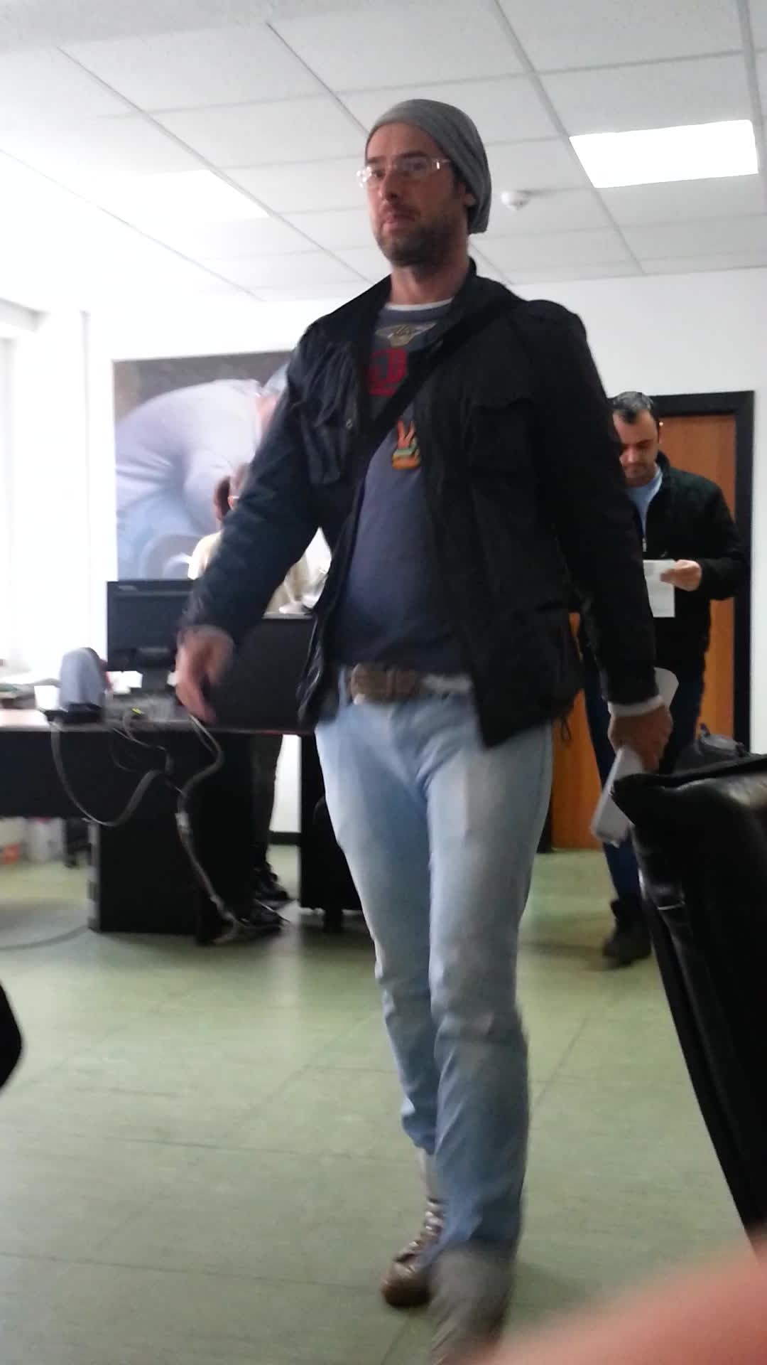 Tibi Scobiola incearca sa-si rezolve problema cu asiguratorul si soferul de taxi in care a intrat in urma cu ceva vreme.