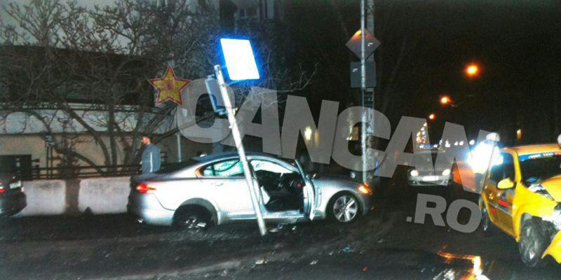 Intersecţia blestemată i-a făcut maşina praf lui Tibi Scobiola! Artistul nu a acordat prioritate şi s-a izbit într-un taxi!