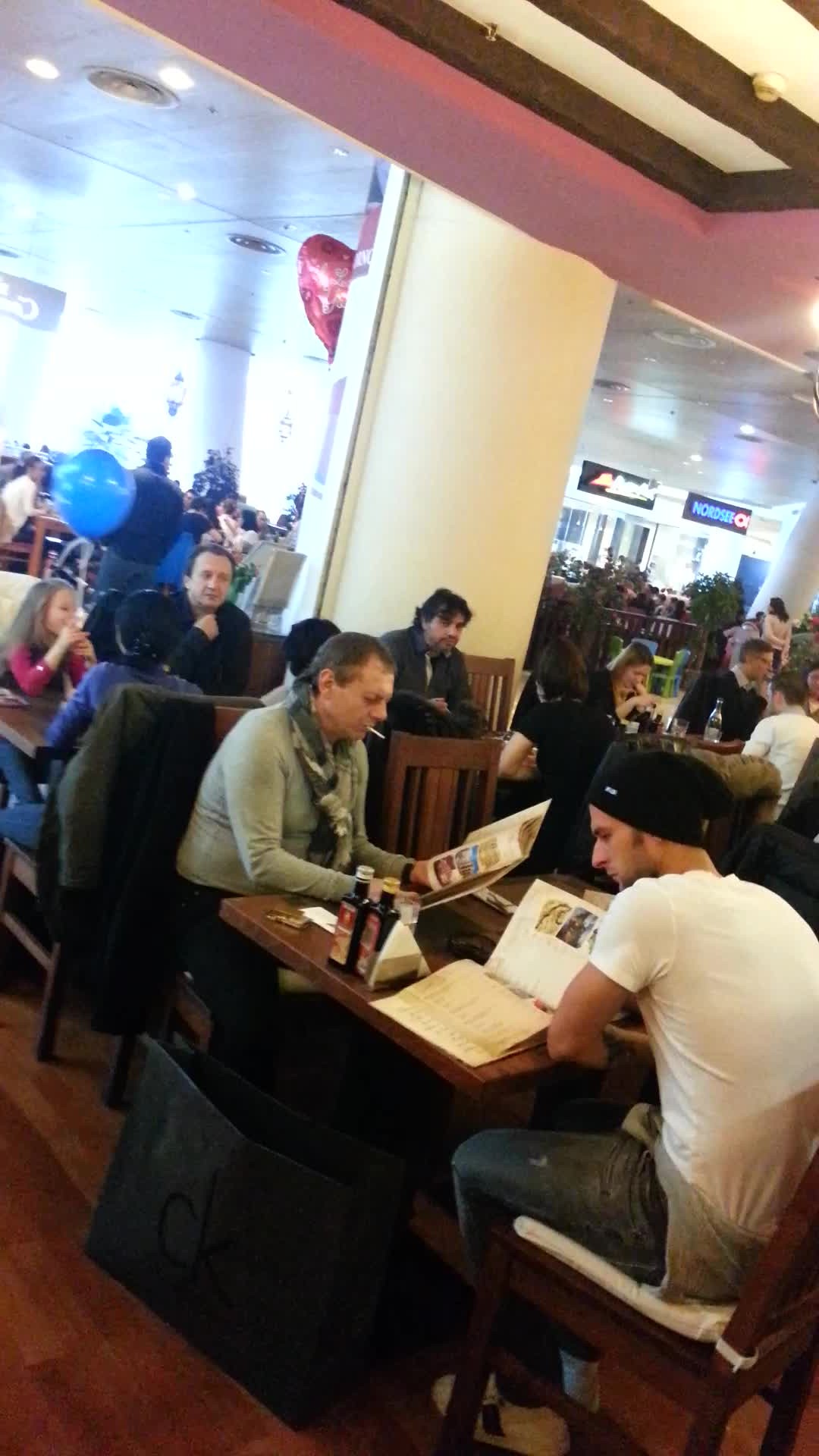 Ilie Balaci si ginerele sau, la o cafea